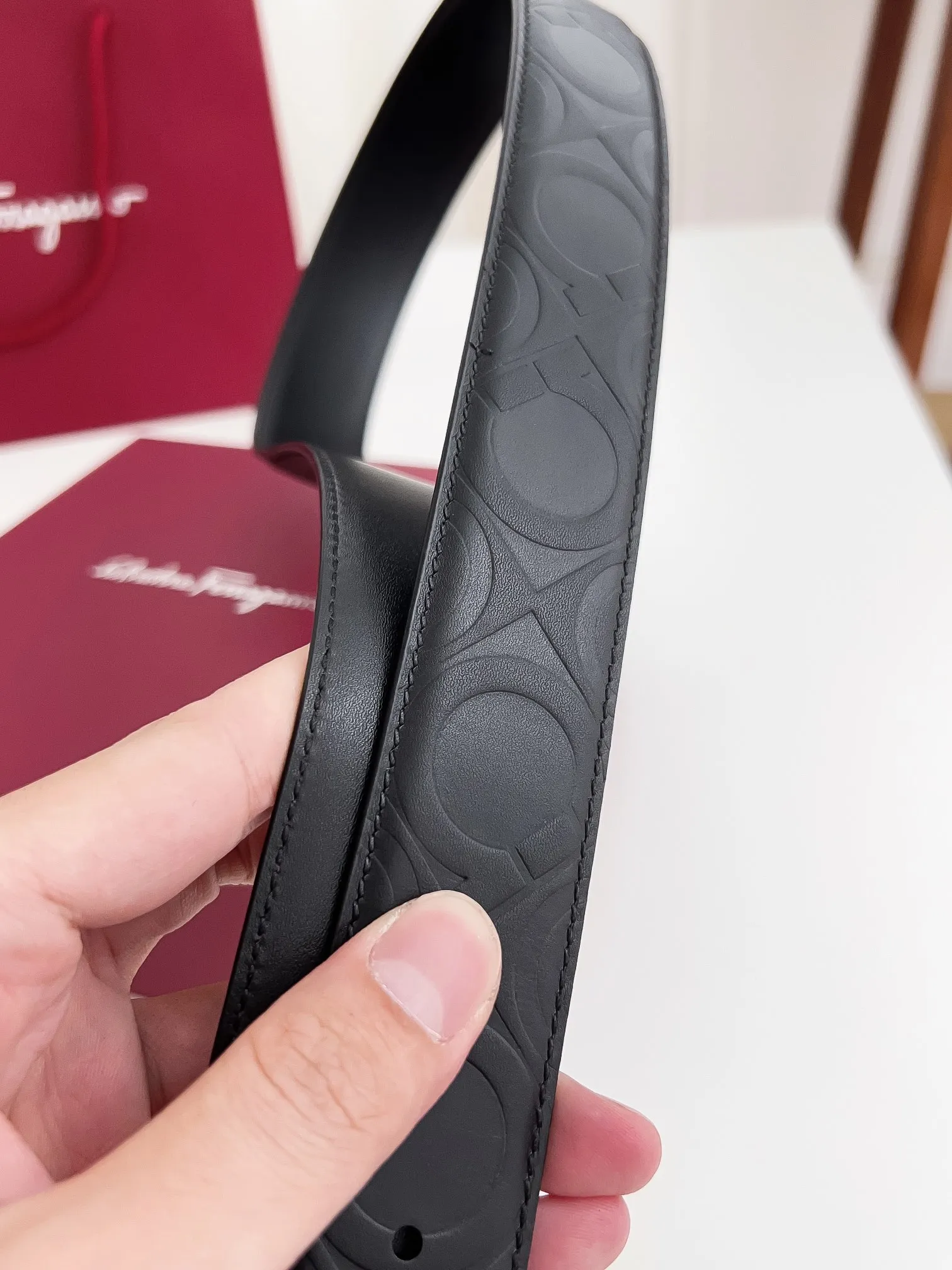 💰440💰Authentic packaging💰 💍Purchase-grade Ferragamo Width 3.5cm Imported first-layer calfskin, double-sided cowhide material, soft and Q-elastic leather. Dürkopp's diagonal stitching is exquisite and durable. Good quality goods. Button head: pure copper buckle (gold, gun color, silver) Size: 100-125cm Packaging: full set of packaging