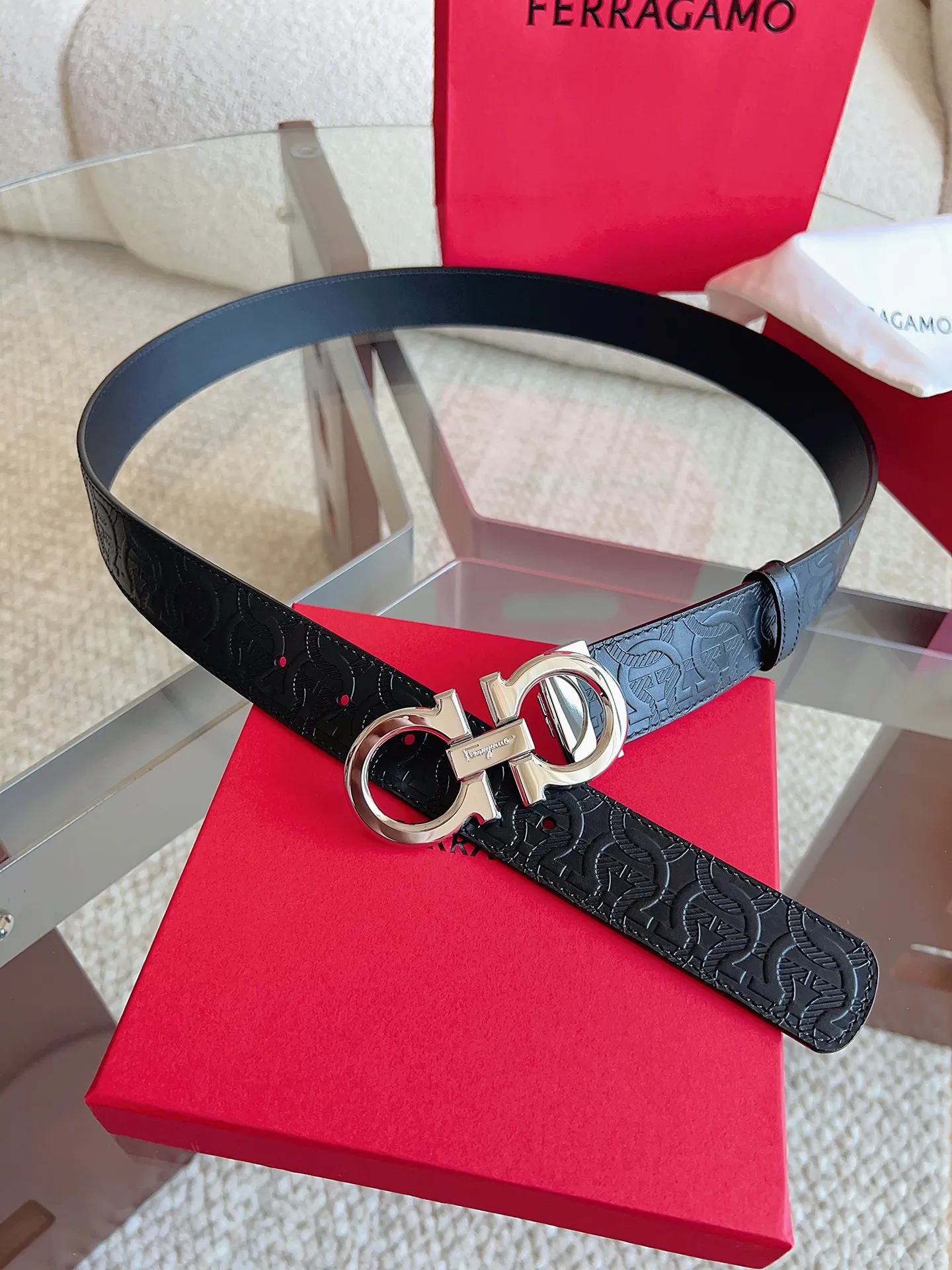 💰440💰Full package💰 💍Purchasing agent Ferragamo (2026 early spring style), the belt is made of first-layer cowhide with special processing, highlighting the natural grain, and using modern and elegant colors to reinterpret men's classic items. The double-sided design complements the Gancini double buckle, creating a flexible and versatile piece. The length is adjustable for a tailor-made fit. Belt width: 3.5cm
