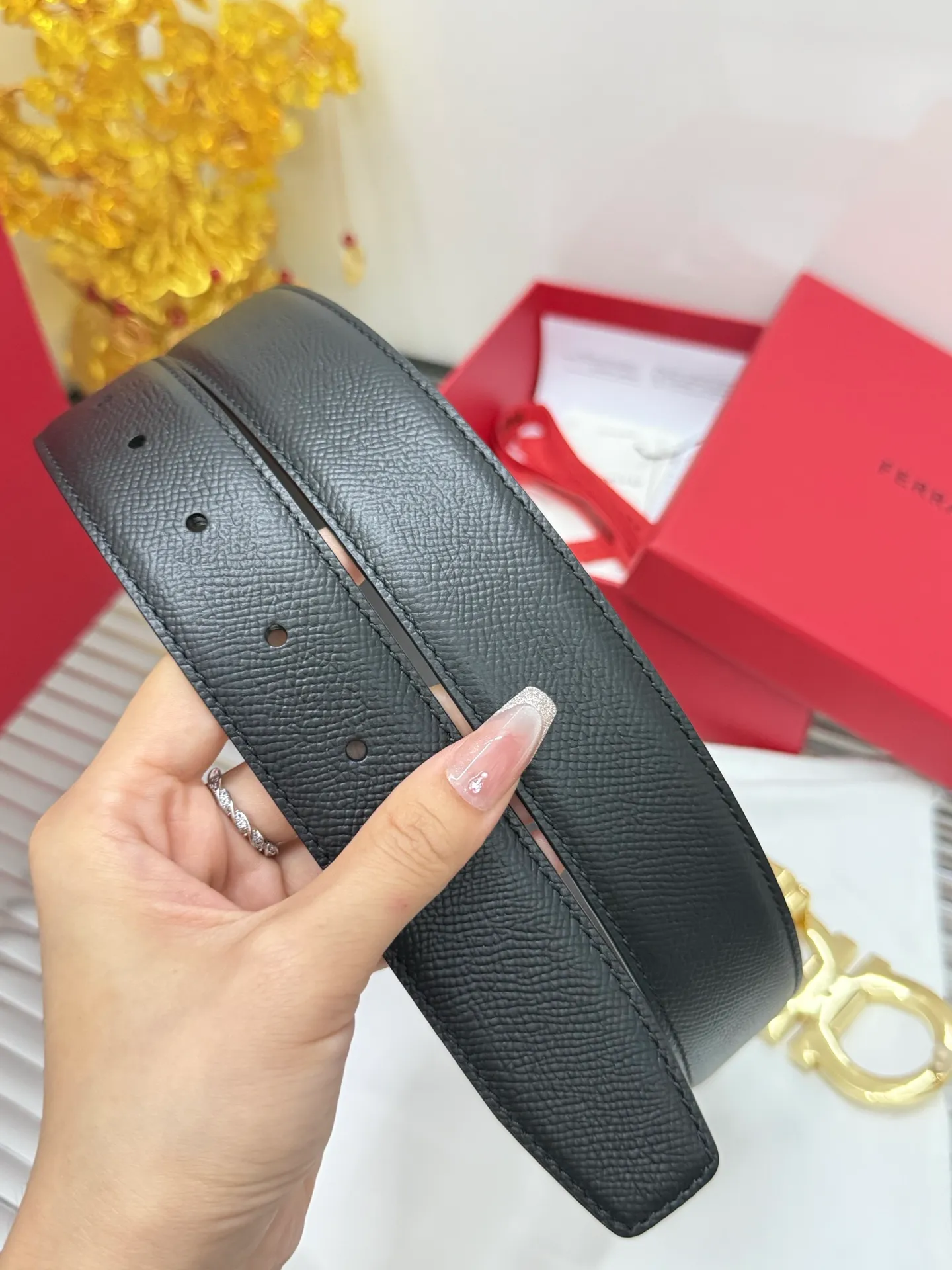 ✅Width: 𝟑.𝟱𝗰𝗺 ❑ 🌎Purchasing genuine goods ❑ Duty-free packaging Salvatore Ferragamo ❑ Supports 𝐍𝐅𝐂 anti-counterfeiting identification · Integrated chip identification for plate matching ❗️ ❑ Italian 🇮🇹𝐒𝐢𝐫𝐩 Original imported calfskin, double-sided, usable and cutable in length + high-quality pure copper hardware buckle P460 ❑ Genuine quality Small details in alignment / neat wiring details Pursue high quality Perfect high-end customers must buy ✔ ❑ The overall details are aligned with curvature Strict requirements for material selection for opening and opening · All materials are completely consistent · The fabrics, wiring, and oil edges are meticulously reflected, and there are no leaky details. Original factory high quality and special supply channels. ❑ The leather texture is clearly visible and the traces are exposed, restoring the official authentic quality to the greatest extent 🔥 ❑ Top quality ✅Avoid the risk of later breakage 🌿 ❑ 『One-year warranty, replace broken parts with new ones』 ❑ The eye holes are completed in one stamping, clean and neat, without any skin residue or color rendering. The stitching is tight and precise. "Original quality ۞ Avoid picture piracy 🔍 Low quality ✘ Exclusive real photos"