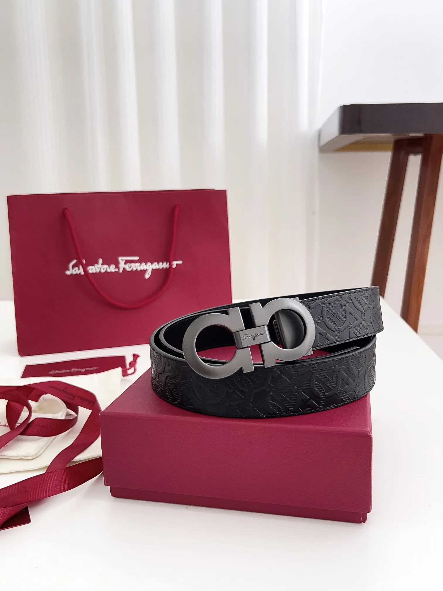 💰440💰Authentic packaging💰 💍Purchase-grade Ferragamo Width 3.5cm Imported first-layer calfskin, double-sided cowhide material, soft and Q-elastic leather. Dürkopp's diagonal stitching is exquisite and durable. Good quality goods. Button head: pure copper buckle (gold, gun color, silver) Size: 100-125cm Packaging: full set of packaging