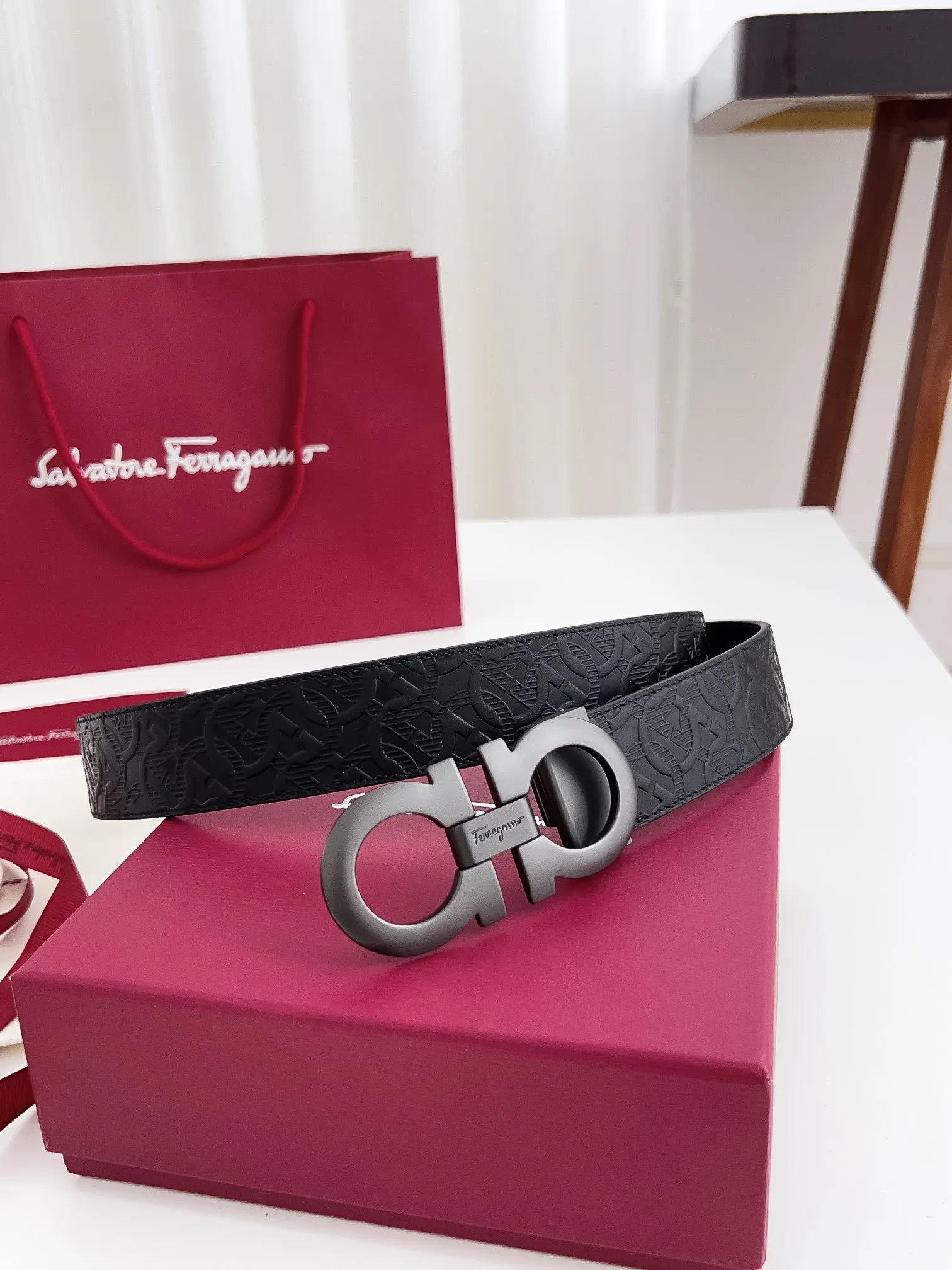 💰440💰Authentic packaging💰 💍Purchase-grade Ferragamo Width 3.5cm Imported first-layer calfskin, double-sided cowhide material, soft and Q-elastic leather. Dürkopp's diagonal stitching is exquisite and durable. Good quality goods. Button head: pure copper buckle (gold, gun color, silver) Size: 100-125cm Packaging: full set of packaging