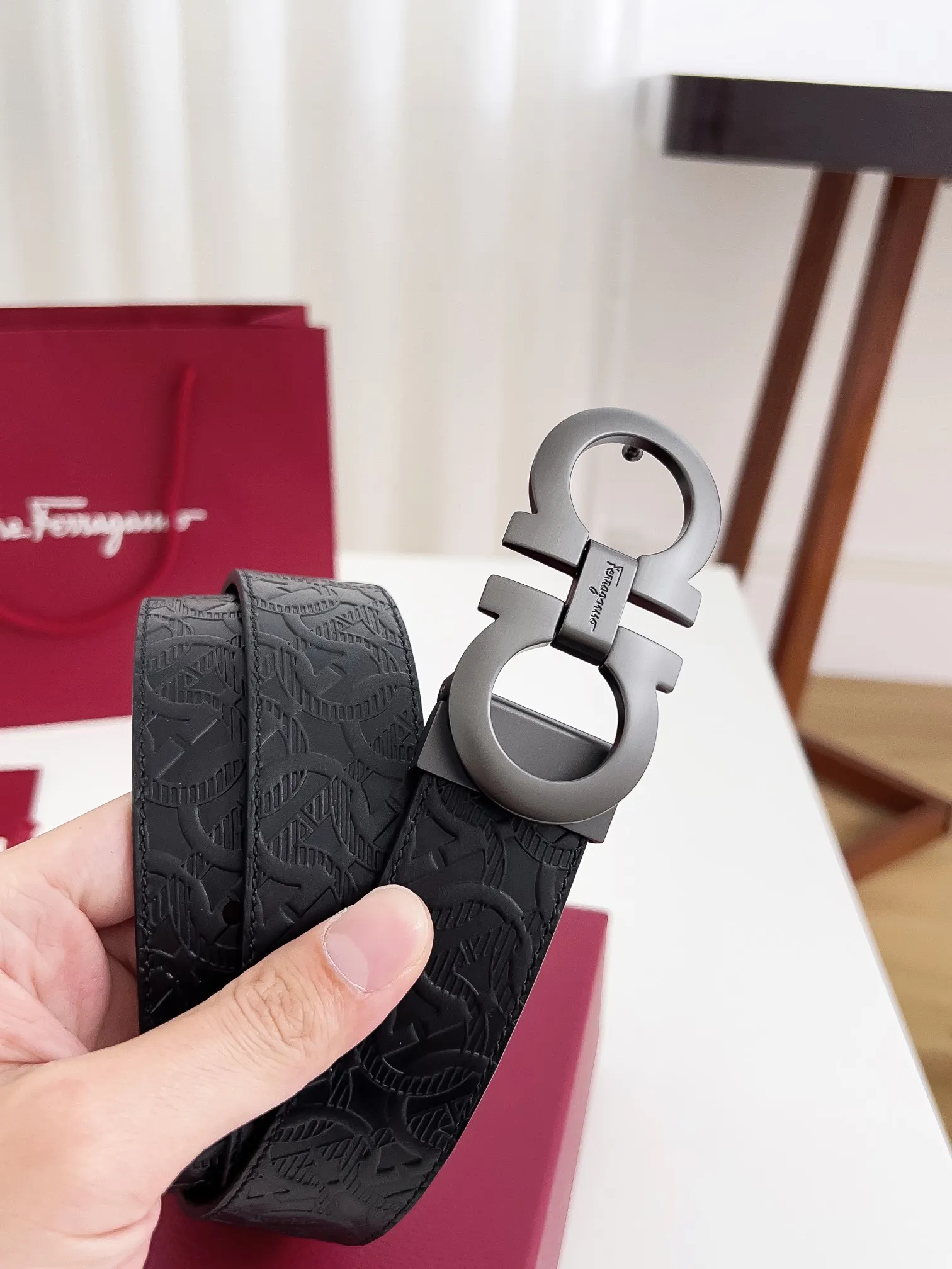 💰440💰Authentic packaging💰 💍Purchase-grade Ferragamo Width 3.5cm Imported first-layer calfskin, double-sided cowhide material, soft and Q-elastic leather. Dürkopp's diagonal stitching is exquisite and durable. Good quality goods. Button head: pure copper buckle (gold, gun color, silver) Size: 100-125cm Packaging: full set of packaging