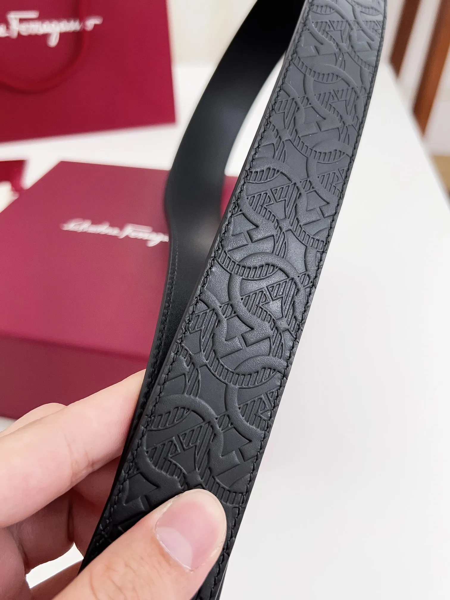 💰440💰Authentic packaging💰 💍Purchase-grade Ferragamo Width 3.5cm Imported first-layer calfskin, double-sided cowhide material, soft and Q-elastic leather. Dürkopp's diagonal stitching is exquisite and durable. Good quality goods. Button head: pure copper buckle (gold, gun color, silver) Size: 100-125cm Packaging: full set of packaging