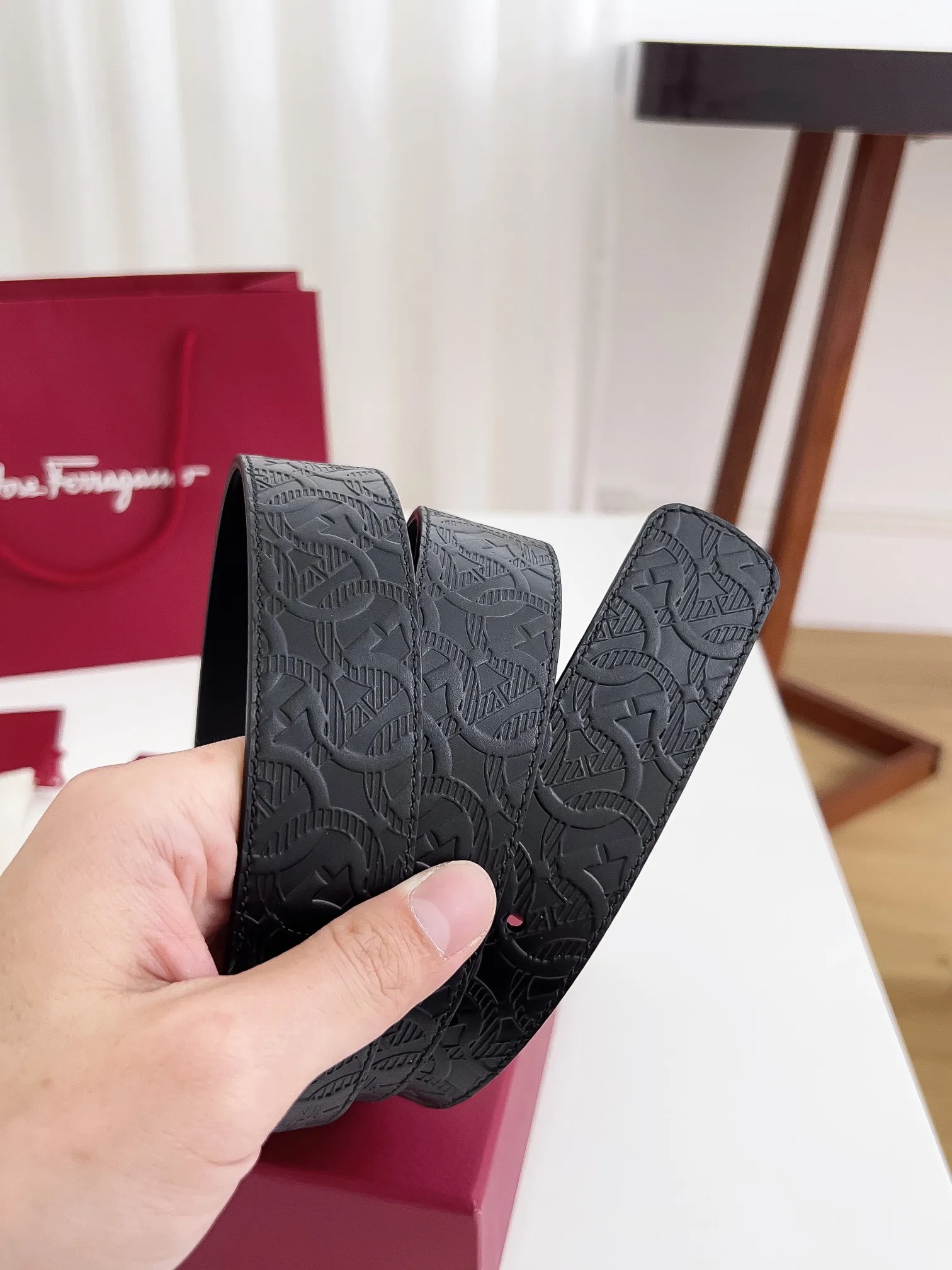 💰440💰Authentic packaging💰 💍Purchase-grade Ferragamo Width 3.5cm Imported first-layer calfskin, double-sided cowhide material, soft and Q-elastic leather. Dürkopp's diagonal stitching is exquisite and durable. Good quality goods. Button head: pure copper buckle (gold, gun color, silver) Size: 100-125cm Packaging: full set of packaging