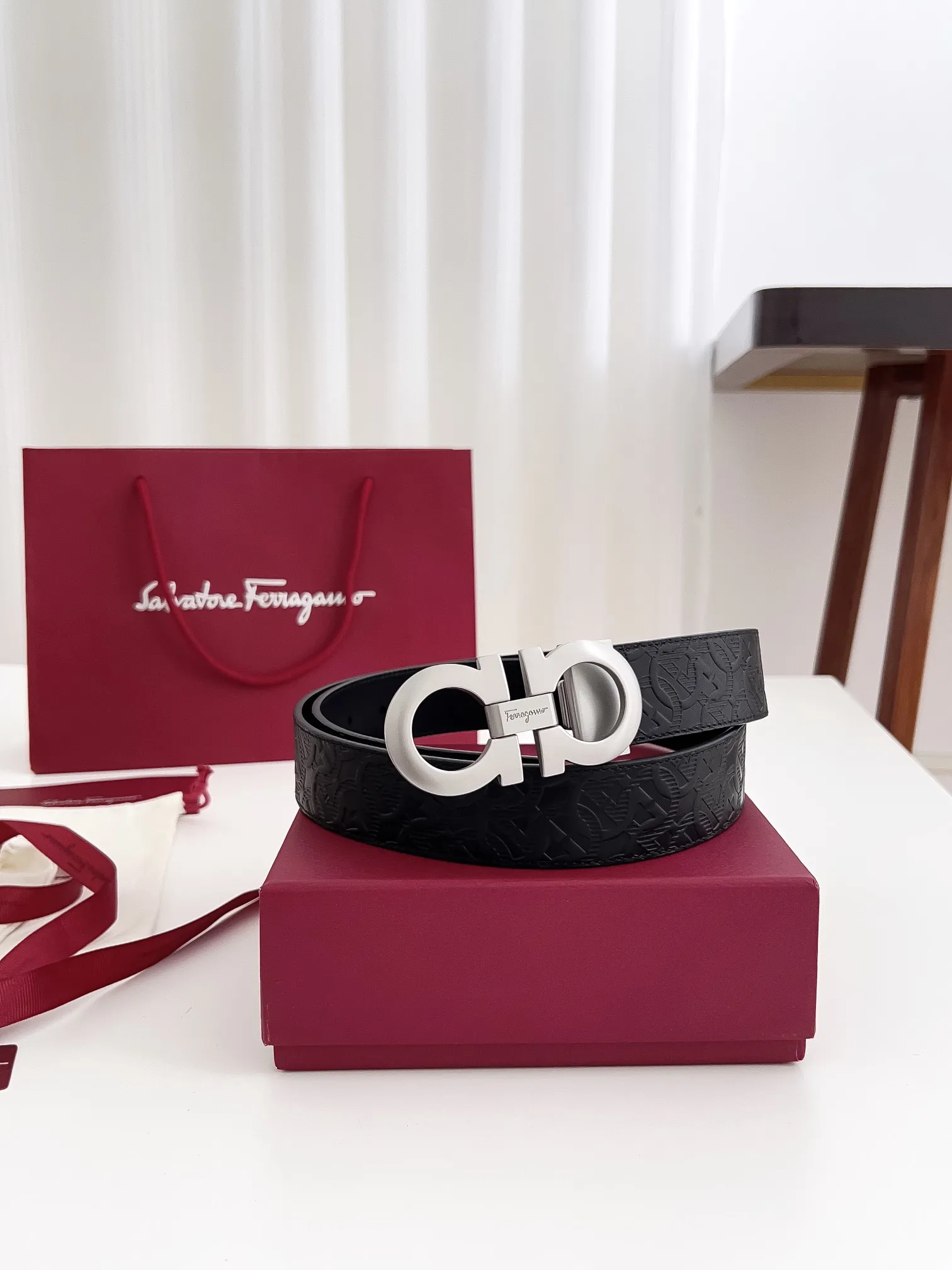 💰440💰Authentic packaging💰 💍Purchase-grade Ferragamo Width 3.5cm Imported first-layer calfskin, double-sided cowhide material, soft and Q-elastic leather. Dürkopp's diagonal stitching is exquisite and durable. Good quality goods. Button head: pure copper buckle (gold, gun color, silver) Size: 100-125cm Packaging: full set of packaging