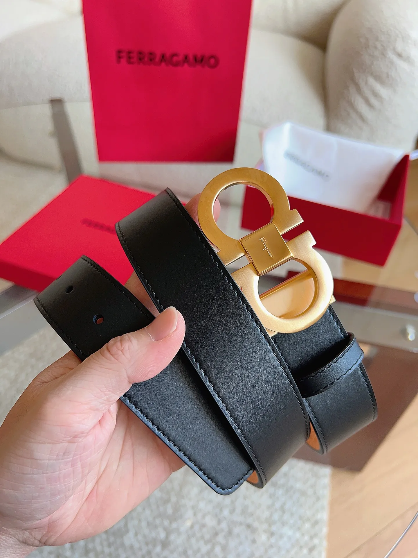 💰460💰Full package💰 💍Purchasing agent Ferragamo (2026 early spring style), the belt is made of first-layer cowhide with special processing, highlighting the natural grain, and using modern and elegant colors to reinterpret men's classic items. The double-sided design complements the Gancini double buckle, creating a flexible and versatile piece. The length is adjustable for a tailor-made fit. Belt width: 3.5cm
