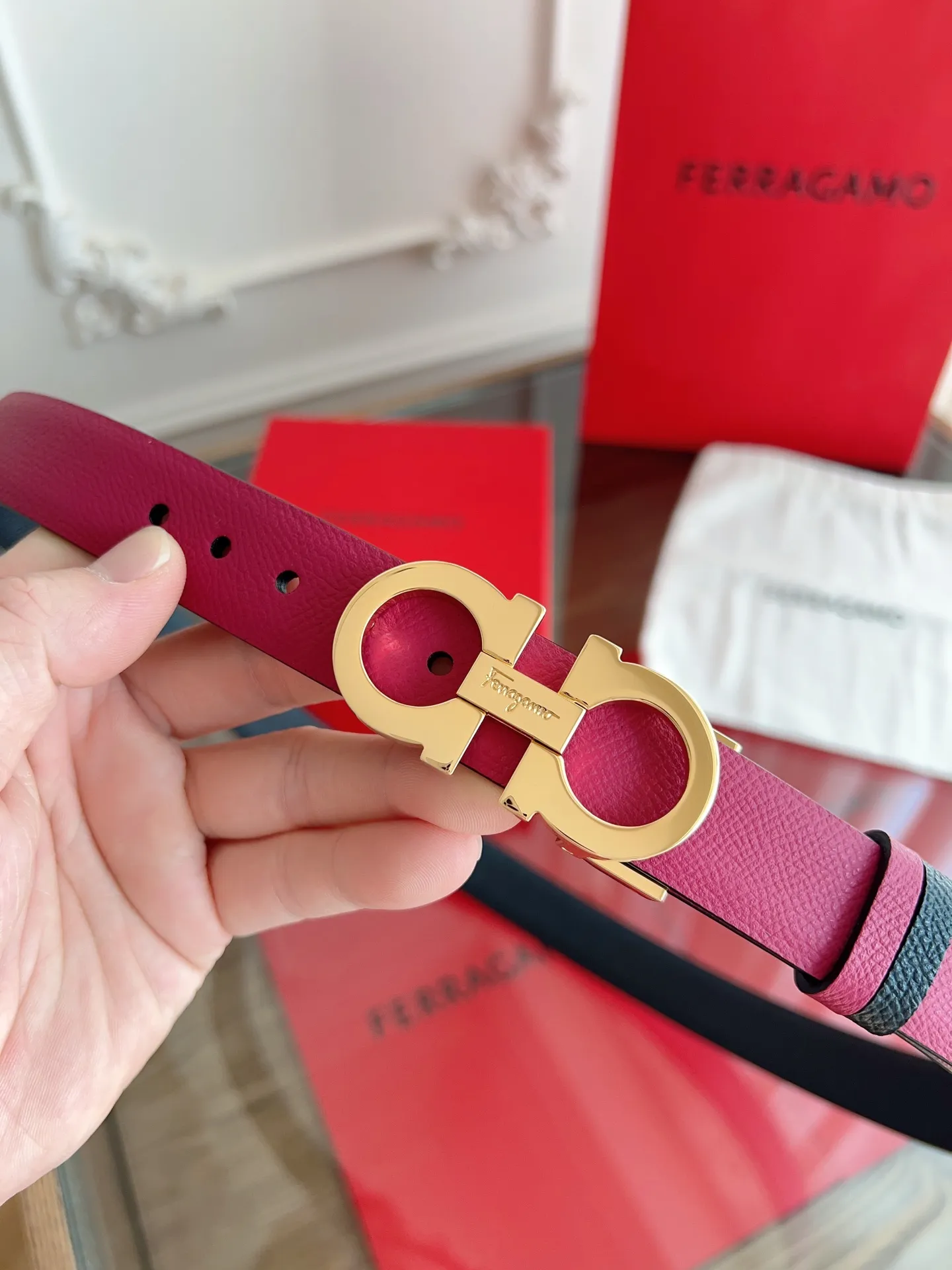 💰440💰Full set of packaging💰 💍Purchasing-grade Ferragamo·High-end quality． Double-sided colors available. The length can be cut by yourself to achieve a slimming effect. Material: The belt is made of imported first-layer cowhide. Exquisite, high-end and classy. Photographed in kind. Width: 2.5cm