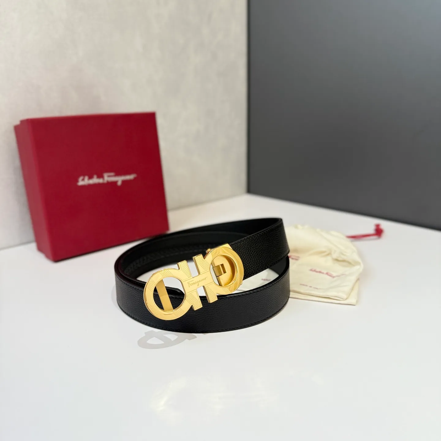 💰460💰Full package💰 💍Purchase level Salvatore Ferragamo is an Italian luxury brand known for its high-quality leather goods, shoes and accessories. Ferragamo's belts are one of its classic products, usually made of high-quality leather, with simple yet elegant designs, suitable for both business and leisure occasions. Automatic smooth buckle belt, stainless steel hardware, matching original leather belt body, adjustable length 🔝🔝🔝❤️❤️❤️