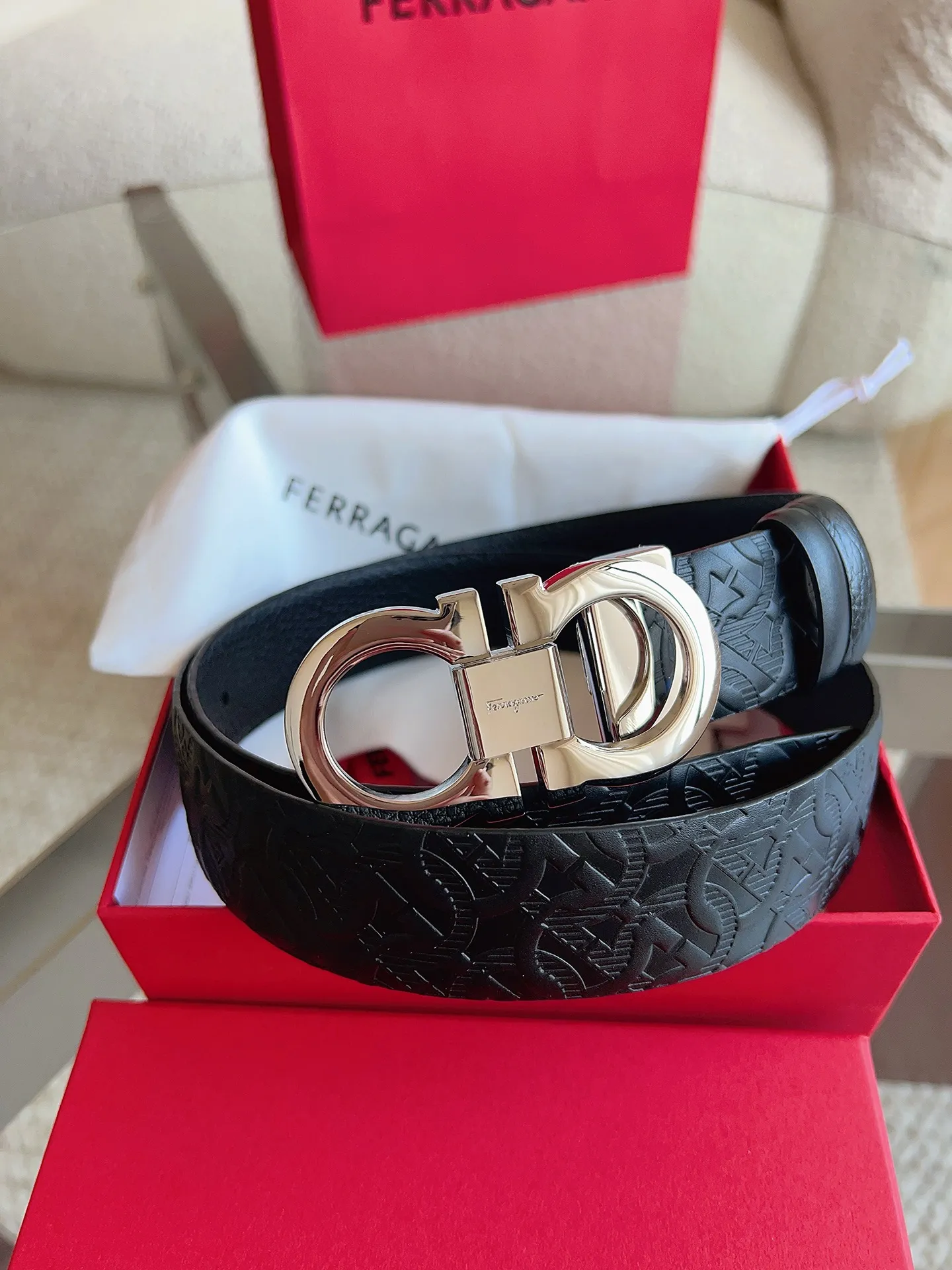 💰440💰Full package💰 💍Purchasing agent Ferragamo (2026 early spring style), the belt is made of first-layer cowhide with special processing, highlighting the natural grain, and using modern and elegant colors to reinterpret men's classic items. The double-sided design complements the Gancini double buckle, creating a flexible and versatile piece. The length is adjustable for a tailor-made fit. Belt width: 3.5cm
