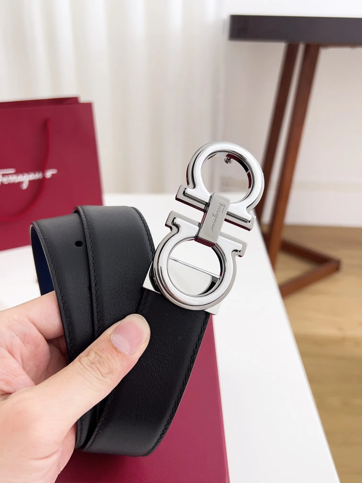 💰460💰Full package💰 💍Purchasing agent Ferragamo⚡️🌹Width 3.5cm, imported first-layer calfskin, double-sided cowhide material, soft and Q-elastic. Dürkopp's diagonal stitching is exquisite and durable. Good quality goods. Button head: pure copper buckle (gold, gun color, silver) Size: 100-125cm Packaging: full set of packaging
