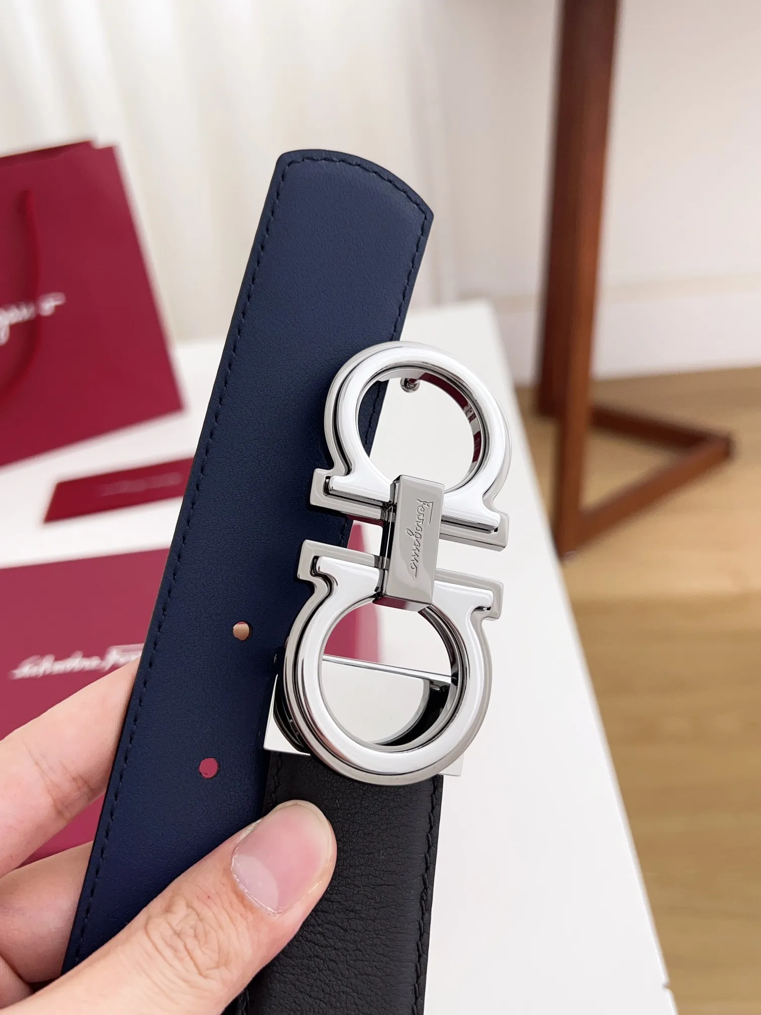💰460💰Full package💰 💍Purchasing agent Ferragamo⚡️🌹Width 3.5cm, imported first-layer calfskin, double-sided cowhide material, soft and Q-elastic. Dürkopp's diagonal stitching is exquisite and durable. Good quality goods. Button head: pure copper buckle (gold, gun color, silver) Size: 100-125cm Packaging: full set of packaging