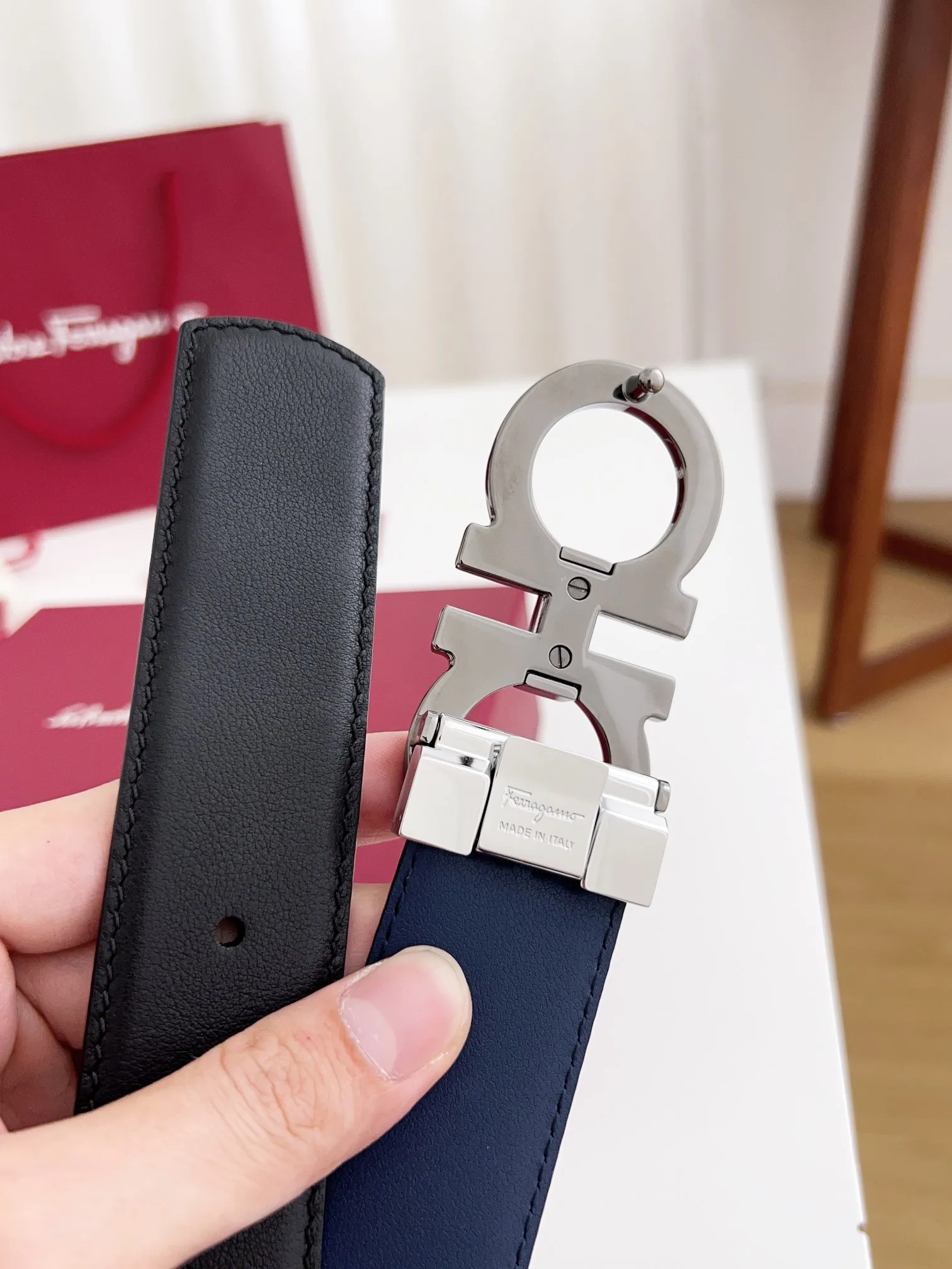 💰460💰Full package💰 💍Purchasing agent Ferragamo⚡️🌹Width 3.5cm, imported first-layer calfskin, double-sided cowhide material, soft and Q-elastic. Dürkopp's diagonal stitching is exquisite and durable. Good quality goods. Button head: pure copper buckle (gold, gun color, silver) Size: 100-125cm Packaging: full set of packaging