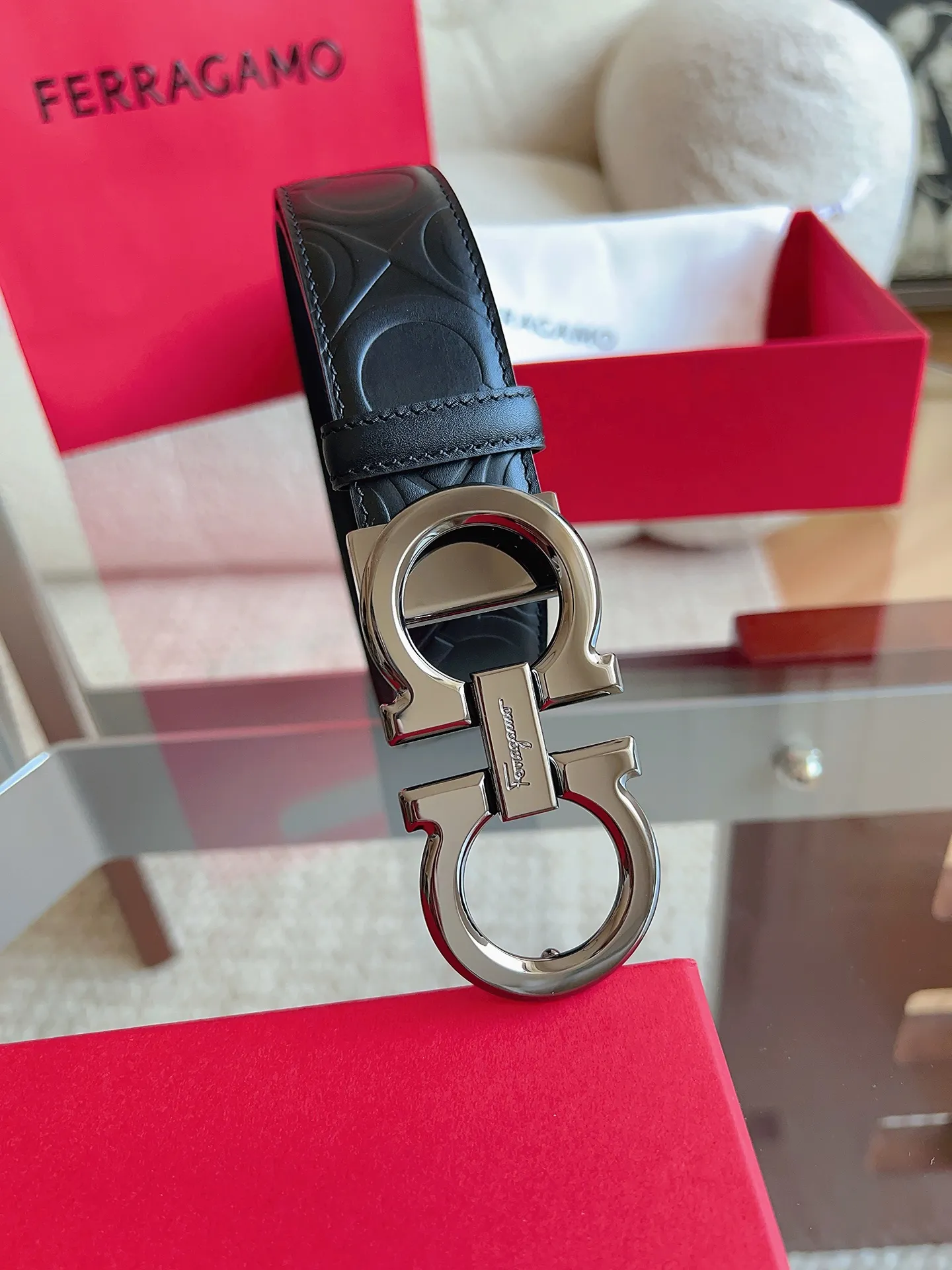 💰440💰Full package💰 💍Purchasing agent Ferragamo (2026 early spring style), the belt is made of first-layer cowhide with special processing, highlighting the natural grain, and using modern and elegant colors to reinterpret men's classic items. The double-sided design complements the Gancini double buckle, creating a flexible and versatile piece. The length is adjustable for a tailor-made fit. Belt width: 3.5cm