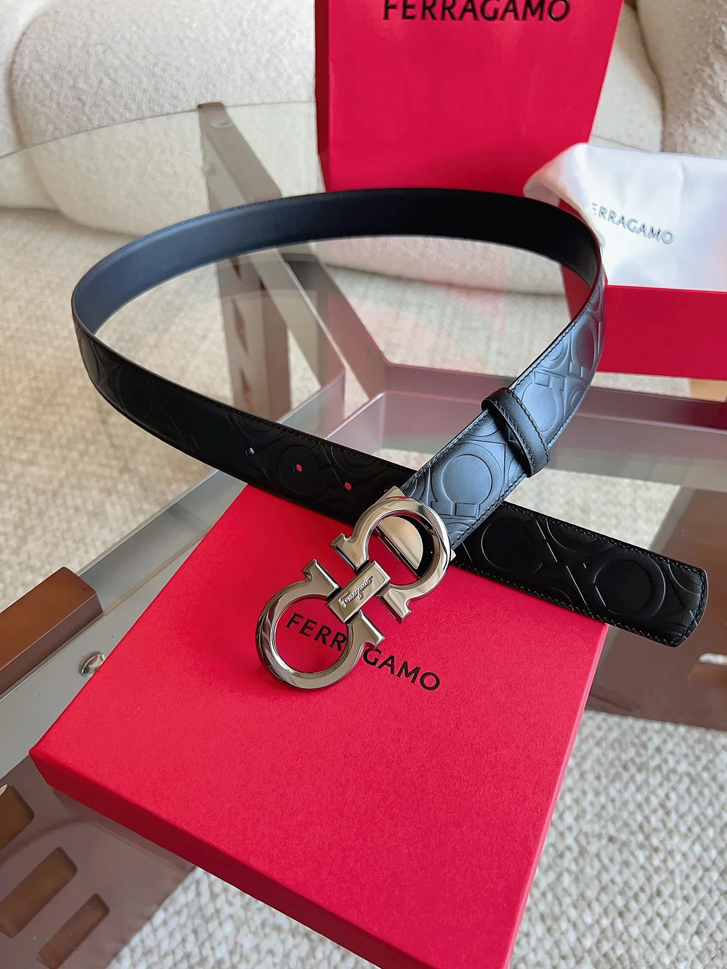💰440💰Full package💰 💍Purchasing agent Ferragamo (2026 early spring style), the belt is made of first-layer cowhide with special processing, highlighting the natural grain, and using modern and elegant colors to reinterpret men's classic items. The double-sided design complements the Gancini double buckle, creating a flexible and versatile piece. The length is adjustable for a tailor-made fit. Belt width: 3.5cm