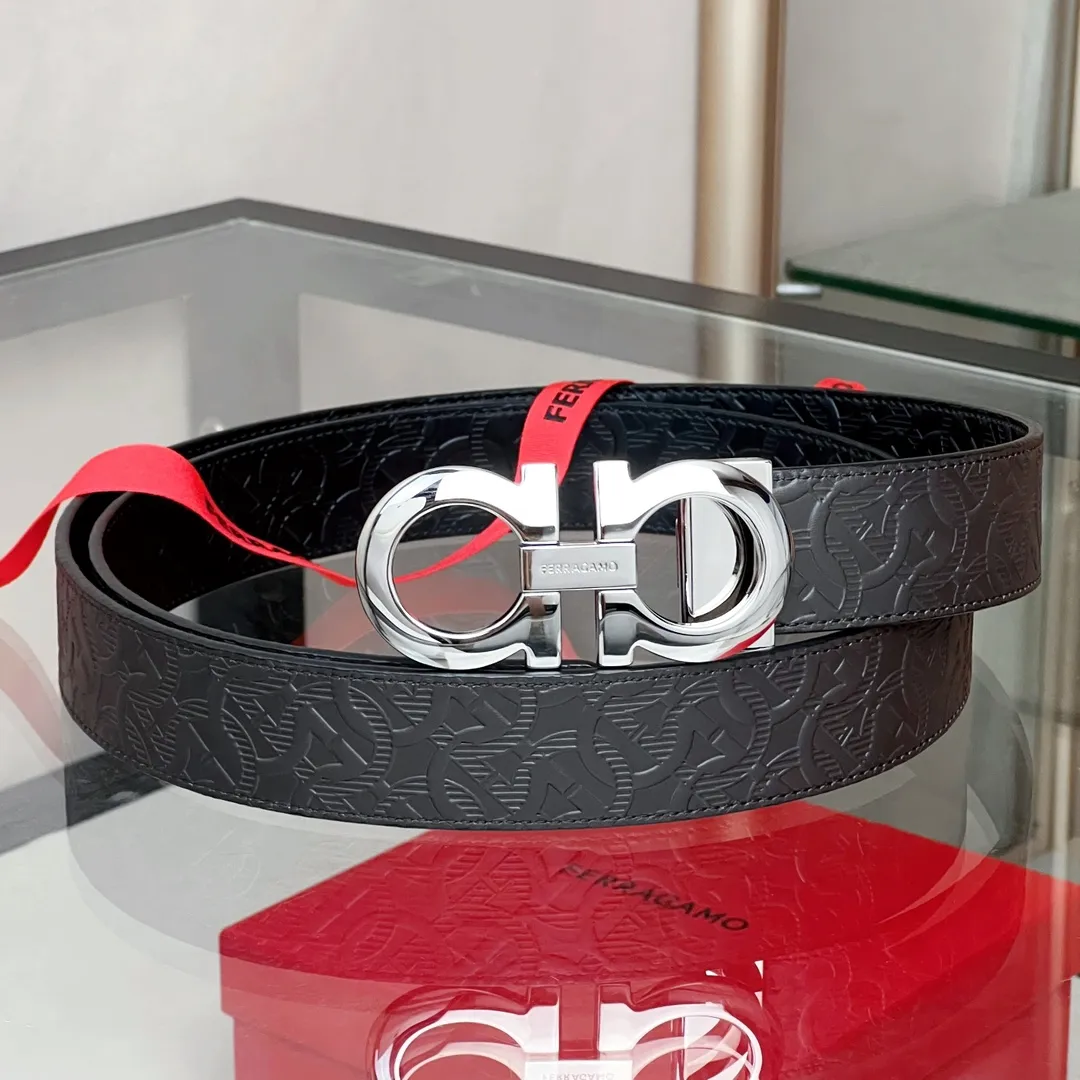 💰440💰Full package💰 💍Purchasing-grade Ferragamo double-sided adjustable Gancini belt This double-sided two-color belt reinterprets Ferragamo's classic Gancini pattern, using shiny palladium gold and gunmetal-colored double-layer structure buckles, adding a touch of avant-garde modern flavor to the classic buckle design. The soft, textured cowhide is specially treated with professional techniques to make the leather softer to the touch and with a finer grain. The length can be adjusted to fit your waist.