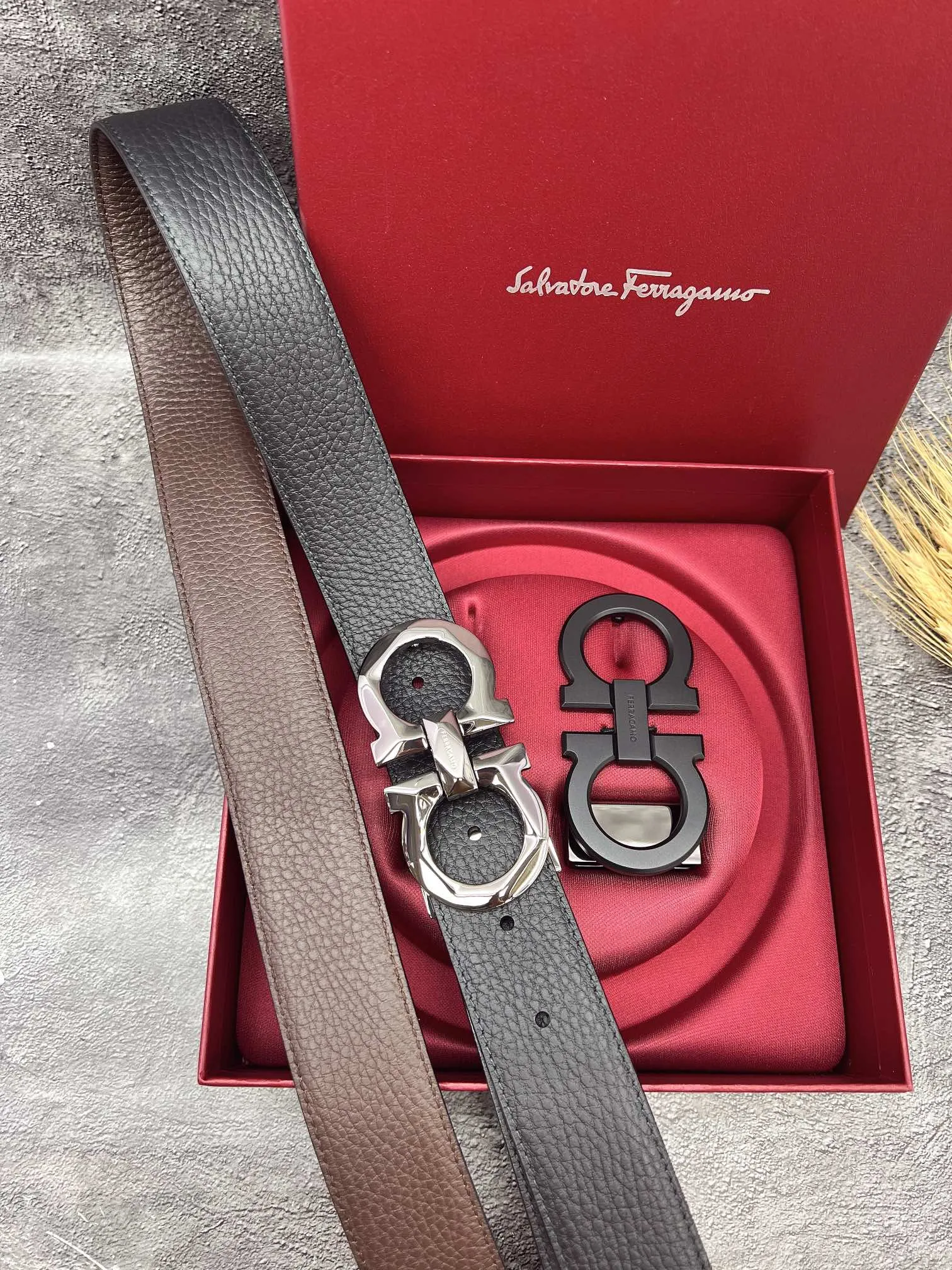 💰560💰Full set of packaging💰 💍Purchasing grade FERRAGAMO⚡️🌹Double-buckle series The same style as the official website for early autumn🎉 Width: 3.5CM Purchasing quality Double buckles can be used with each other Double-sided imported calfskin belt Supports chip scanning The length can be cut by yourself, giving you a counter-like experience 360-degree high-quality metal buckle with no dead ends, worn around the waist to perfectly reflect the quality of life⚡️🌹Gifts and personal use👍