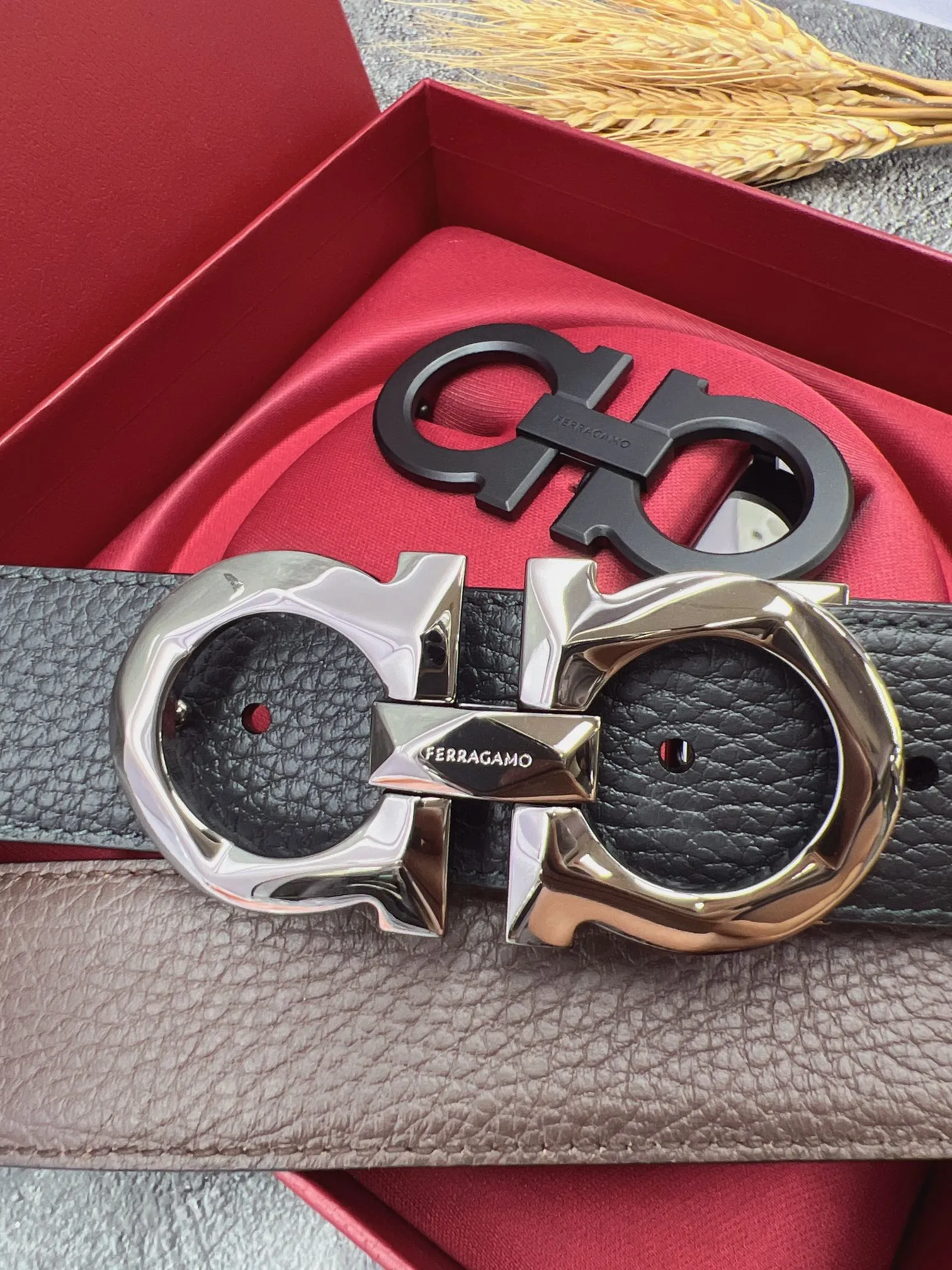 💰560💰Full set of packaging💰 💍Purchasing grade FERRAGAMO⚡️🌹Double-buckle series The same style as the official website for early autumn🎉 Width: 3.5CM Purchasing quality Double buckles can be used with each other Double-sided imported calfskin belt Supports chip scanning The length can be cut by yourself, giving you a counter-like experience 360-degree high-quality metal buckle with no dead ends, worn around the waist to perfectly reflect the quality of life⚡️🌹Gifts and personal use👍