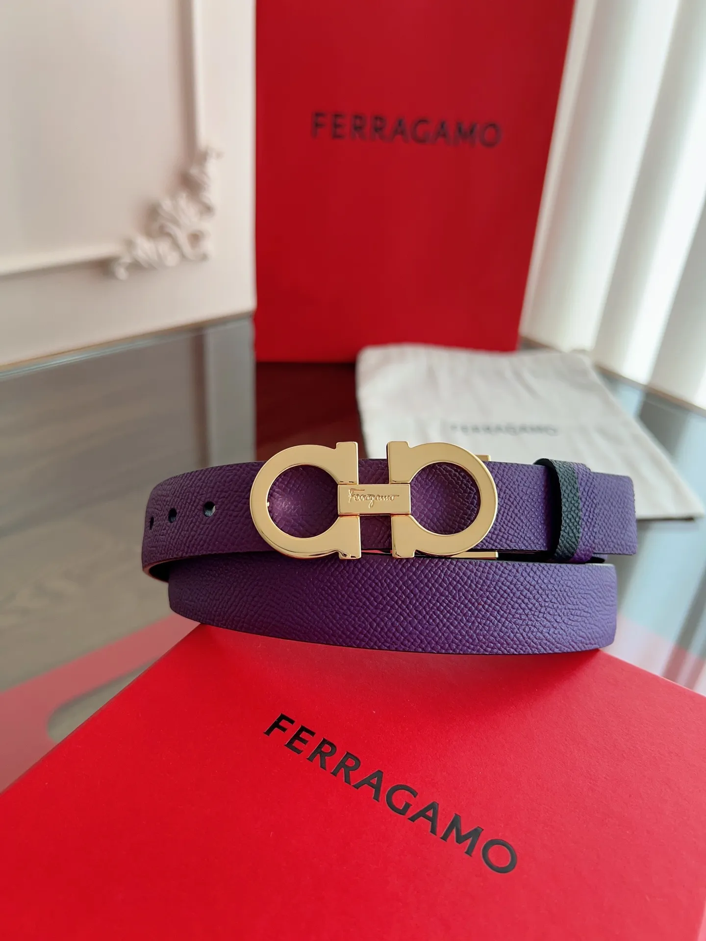 💰440💰Full set of packaging💰 💍Purchasing-grade Ferragamo·High-end quality． Double-sided colors available. The length can be cut by yourself to achieve a slimming effect. Material: The belt is made of imported first-layer cowhide. Exquisite, high-end and classy. Photographed in kind. Width: 2.5cm