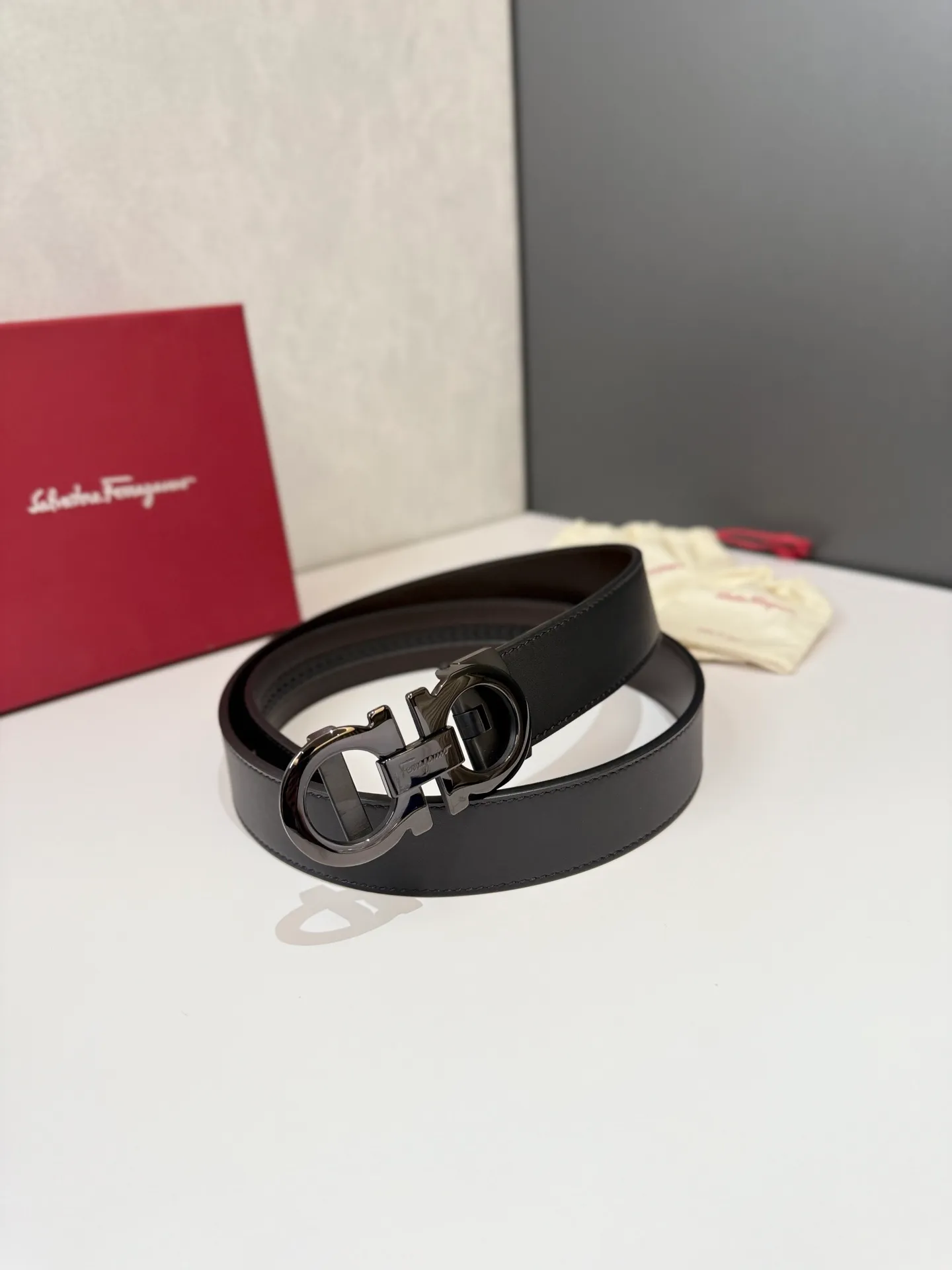 💰460💰Full package💰 💍Purchase level Salvatore Ferragamo is an Italian luxury brand known for its high-quality leather goods, shoes and accessories. Ferragamo's belts are one of its classic products, usually made of high-quality leather, with simple yet elegant designs, suitable for both business and leisure occasions. Automatic smooth buckle belt, stainless steel hardware, matching original leather belt body, adjustable length 🔝🔝🔝❤️❤️❤️