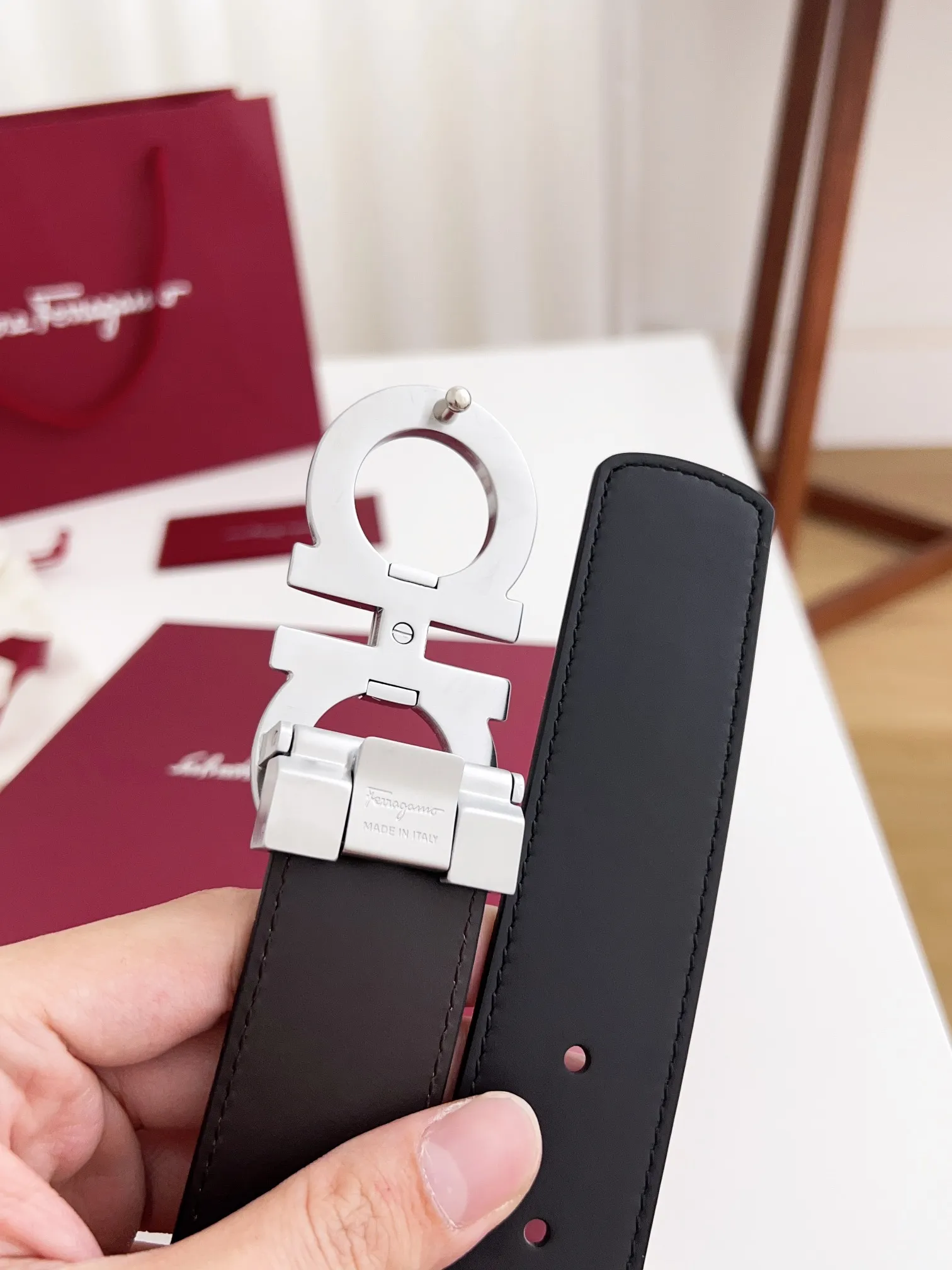 💰440💰Full package💰 💍Purchasing agent Ferragamo⚡️🌹Width 3.5cm, imported first-layer calfskin, double-sided cowhide material, soft and Q-elastic. Dürkopp's diagonal stitching is exquisite and durable. Good quality goods. Button head: pure copper buckle (gold, gun color, silver) Size: 100-125cm Packaging: full set of packaging