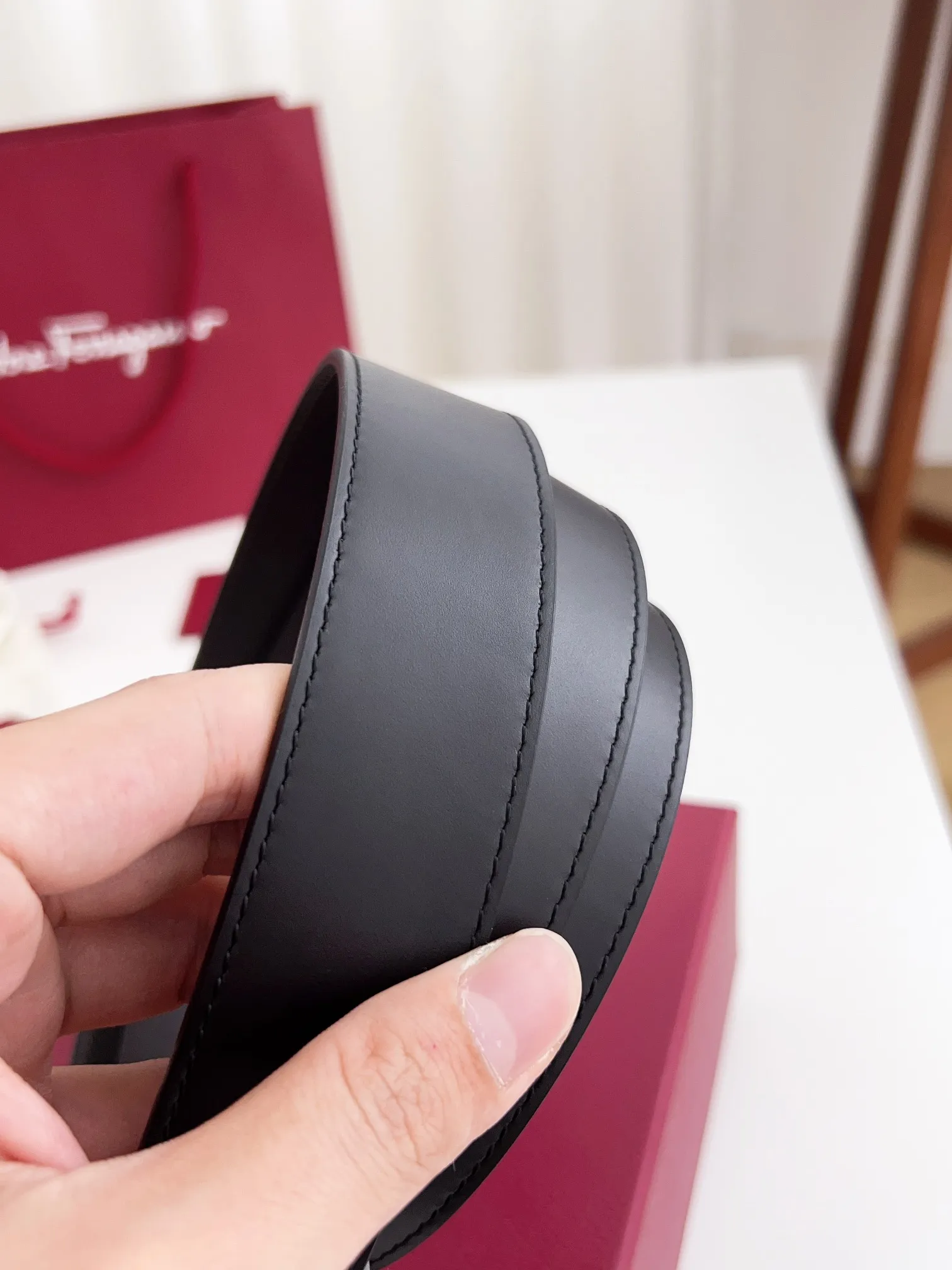 💰440💰Full package💰 💍Purchasing agent Ferragamo⚡️🌹Width 3.5cm, imported first-layer calfskin, double-sided cowhide material, soft and Q-elastic. Dürkopp's diagonal stitching is exquisite and durable. Good quality goods. Button head: pure copper buckle (gold, gun color, silver) Size: 100-125cm Packaging: full set of packaging