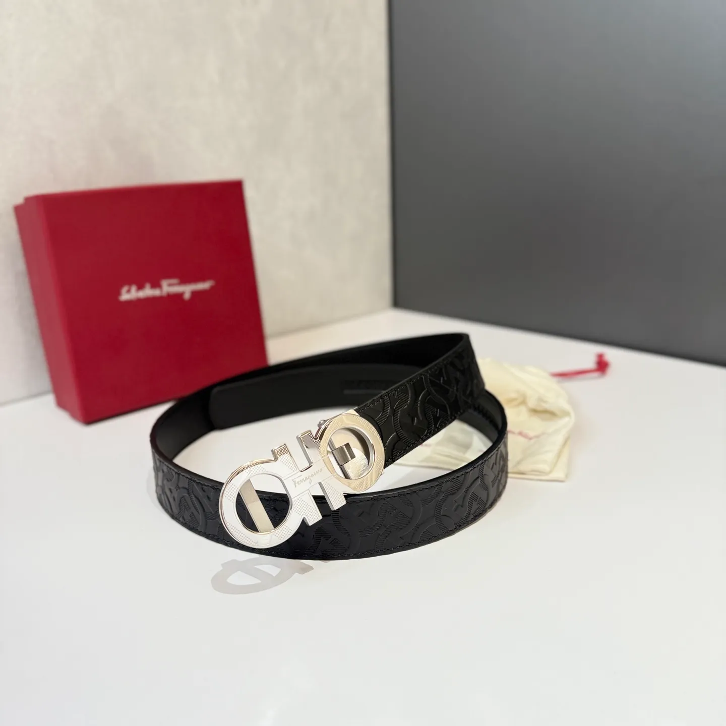 💰460💰Full package💰 💍Purchase level Salvatore Ferragamo is an Italian luxury brand known for its high-quality leather goods, shoes and accessories. Ferragamo's belts are one of its classic products, usually made of high-quality leather, with simple yet elegant designs, suitable for both business and leisure occasions. Automatic smooth buckle belt, stainless steel hardware, matching original leather belt body, adjustable length 🔝🔝🔝❤️❤️❤️