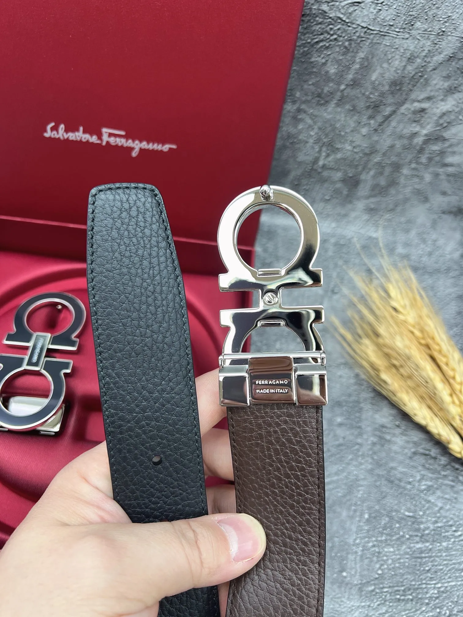 💰560💰Full set of packaging💰 💍Purchasing grade FERRAGAMO⚡️🌹Double-buckle series The same style as the official website for early autumn🎉 Width: 3.5CM Purchasing quality Double buckles can be used with each other Double-sided imported calfskin belt Supports chip scanning The length can be cut by yourself, giving you a counter-like experience 360-degree high-quality metal buckle with no dead ends, worn around the waist to perfectly reflect the quality of life⚡️🌹Gifts and personal use👍