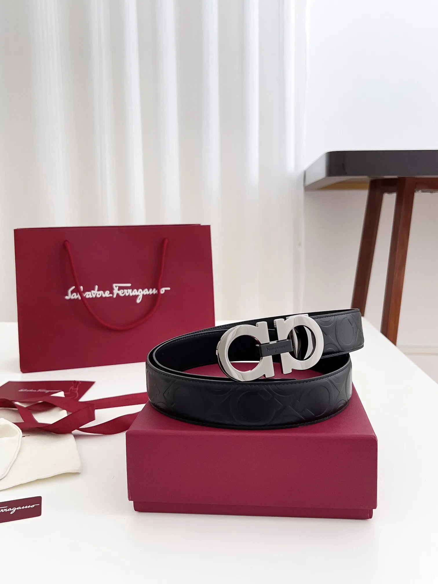 💰440💰Authentic packaging💰 💍Purchase-grade Ferragamo Width 3.5cm Imported first-layer calfskin, double-sided cowhide material, soft and Q-elastic leather. Dürkopp's diagonal stitching is exquisite and durable. Good quality goods. Button head: pure copper buckle (gold, gun color, silver) Size: 100-125cm Packaging: full set of packaging