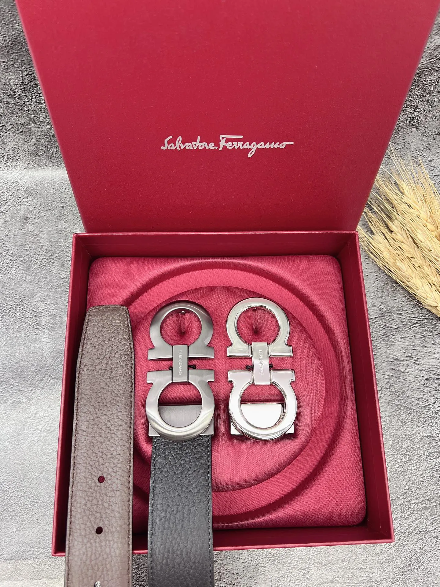 💰560💰Full set of packaging💰 💍Purchasing grade FERRAGAMO⚡️🌹Double-buckle series The same style as the official website for early autumn🎉 Width: 3.5CM Purchasing quality Double buckles can be used with each other Double-sided imported calfskin belt Supports chip scanning The length can be cut by yourself, giving you a counter-like experience 360-degree high-quality metal buckle with no dead ends, worn around the waist to perfectly reflect the quality of life⚡️🌹Gifts and personal use👍