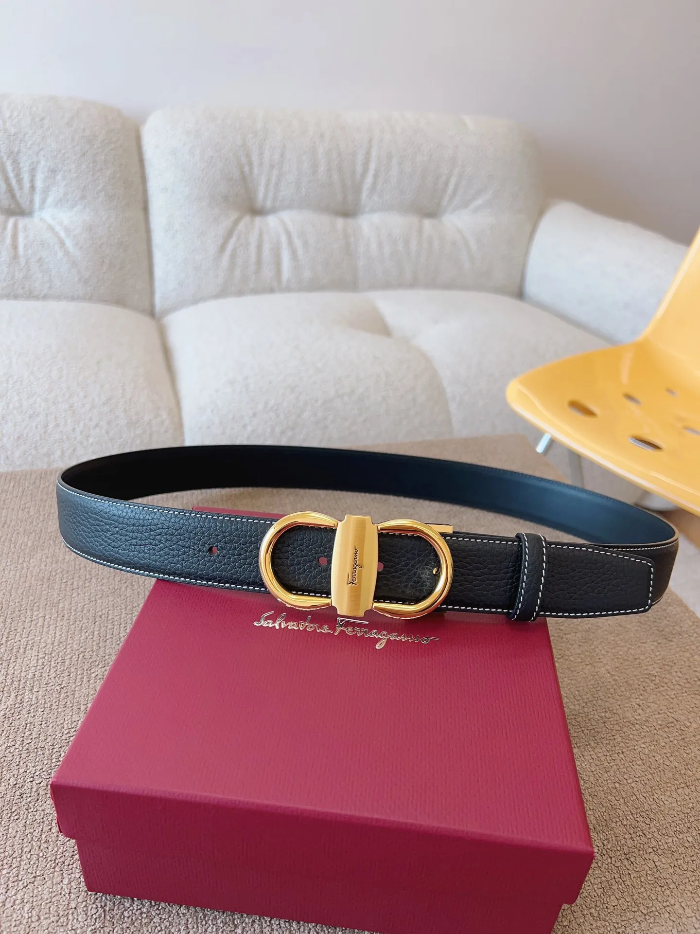 💰480💰Full package💰 💍Purchasing-grade Ferragamo The new Ferragamo belt is made of selected first-layer cowhide, showing a delicate texture; it adopts a double-sided two-color design, which is flexible and versatile and has a cool style, highlighting the trendy style. Different colors appear on both sides, allowing for versatile dressing styles; paired with the trendy Gancio buckle, the brand logo is embellished in the center: adding a finishing touch. The length can be cut and adjusted by yourself, belt width: 35mm