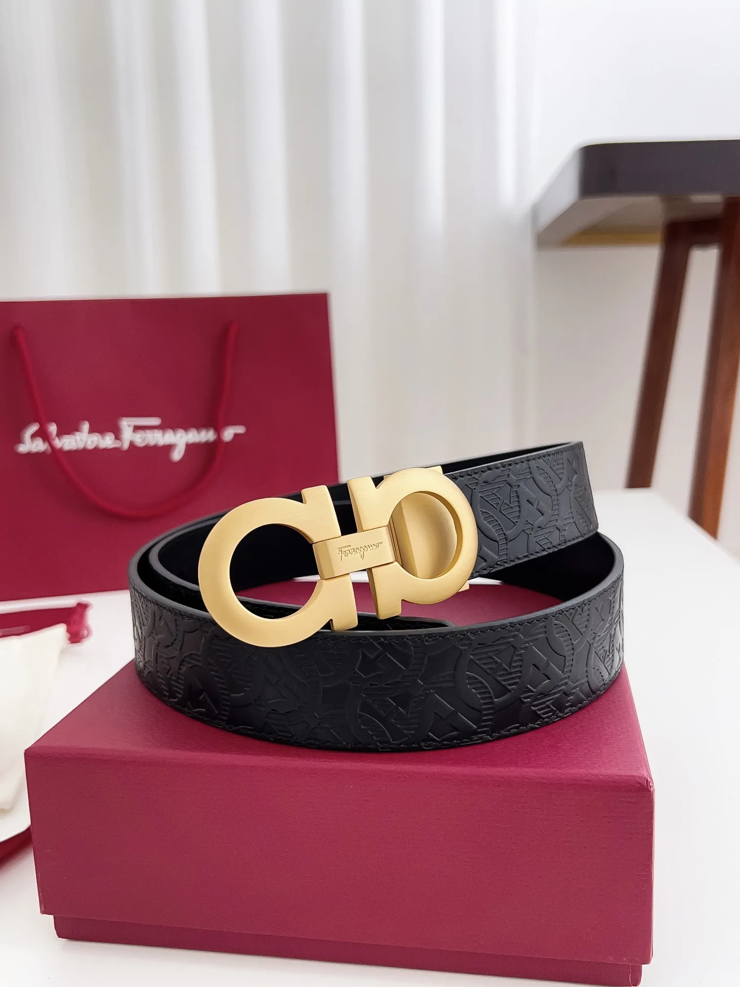 💰440💰Authentic packaging💰 💍Purchase-grade Ferragamo Width 3.5cm Imported first-layer calfskin, double-sided cowhide material, soft and Q-elastic leather. Dürkopp's diagonal stitching is exquisite and durable. Good quality goods. Button head: pure copper buckle (gold, gun color, silver) Size: 100-125cm Packaging: full set of packaging