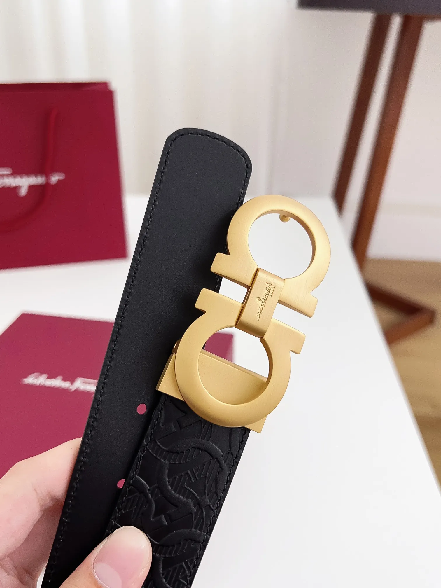 💰440💰Authentic packaging💰 💍Purchase-grade Ferragamo Width 3.5cm Imported first-layer calfskin, double-sided cowhide material, soft and Q-elastic leather. Dürkopp's diagonal stitching is exquisite and durable. Good quality goods. Button head: pure copper buckle (gold, gun color, silver) Size: 100-125cm Packaging: full set of packaging