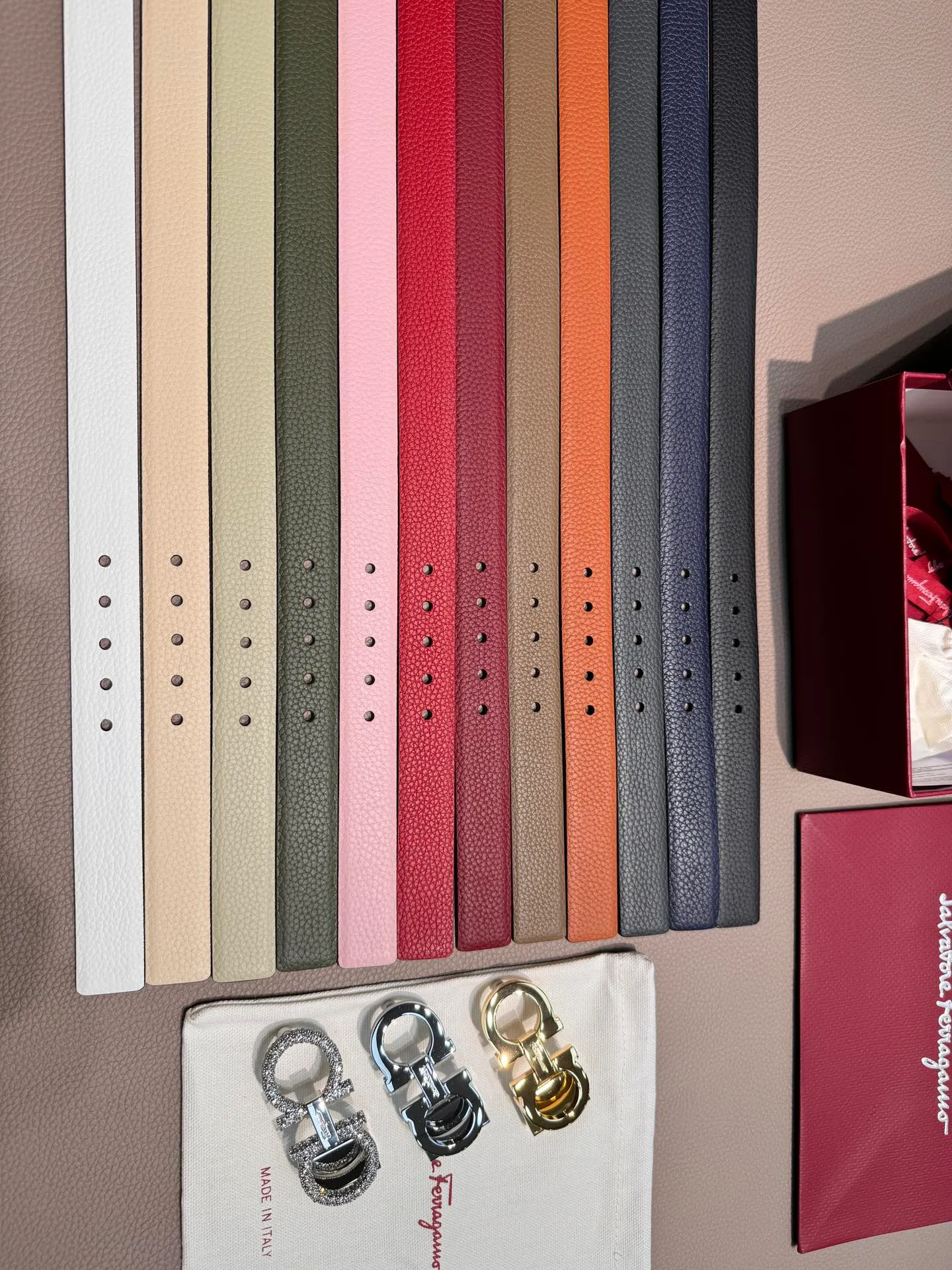 Ferragamo women's 2.5cm reversible belt is reversible and can be used perfectly in any style. The classic style will never go out of style.