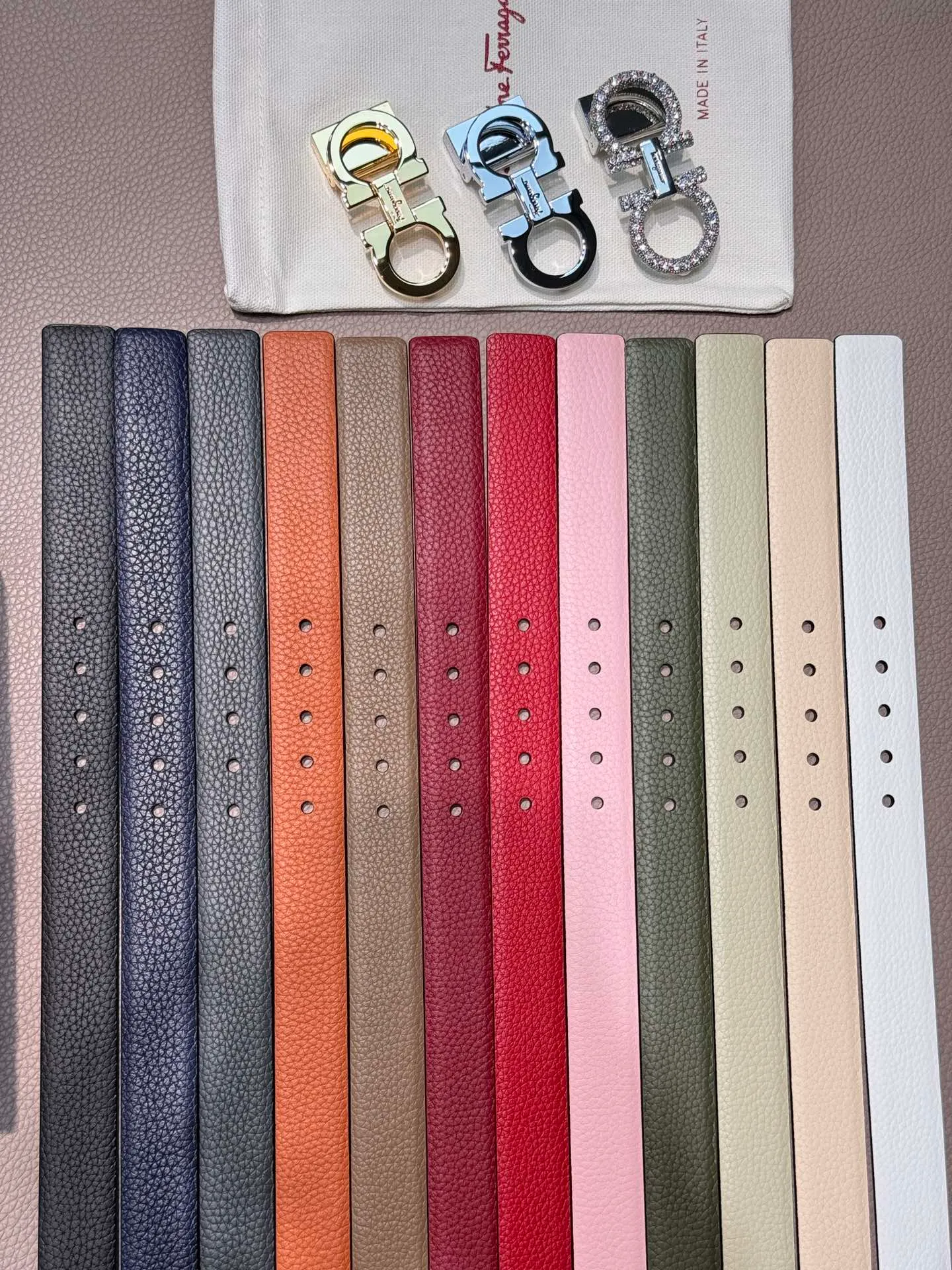 Ferragamo women's 2.5cm reversible belt is reversible and can be used perfectly in any style. The classic style will never go out of style.