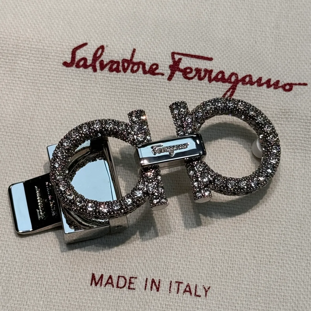 Ferragamo women's 2.5cm reversible belt is reversible and can be used perfectly in any style. The classic style will never go out of style.