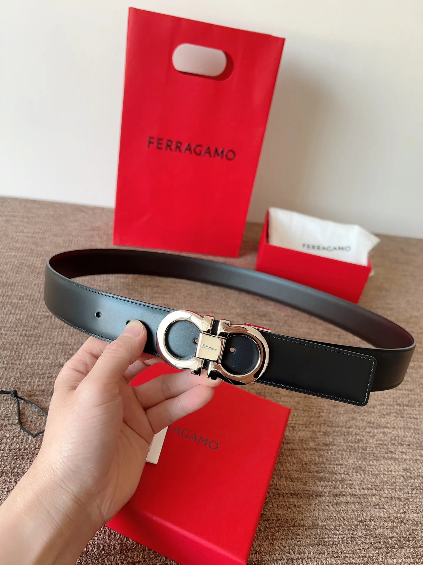 A Ferragamo belt that will never go out of style after several years of use, with original leather, high-quality buckles and brand new packaging. 💰760