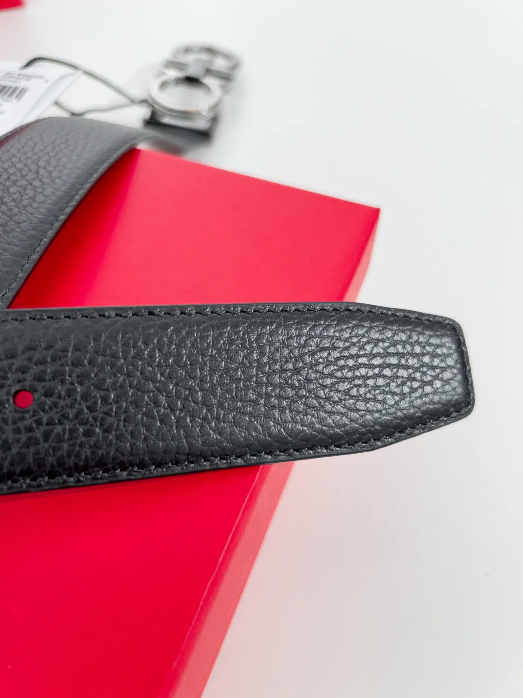 💰460💰Full package💰 💍Purchase-grade Ferragamo⚡️🌹Width 3.5cm, imported first-layer calfskin, double-sided cowhide material⚡️🌹The leather is soft and Q-elastic. Dürkopp's diagonal stitching is exquisite and durable. Good quality goods. Button head: pure copper button (gold, gun color, silver)