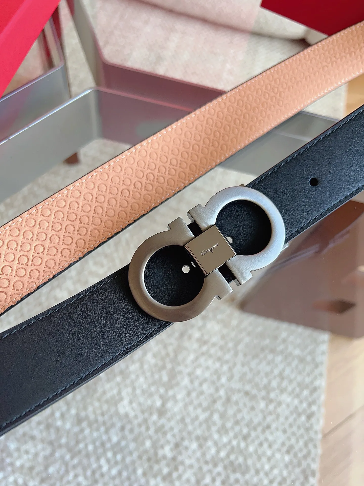 💰460💰Full package💰 💍Purchasing agent Ferragamo (2026 early spring style), the belt is made of first-layer cowhide with special processing, highlighting the natural grain, and using modern and elegant colors to reinterpret men's classic items. The double-sided design complements the Gancini double buckle, creating a flexible and versatile piece. The length is adjustable for a tailor-made fit. Belt width: 3.5cm