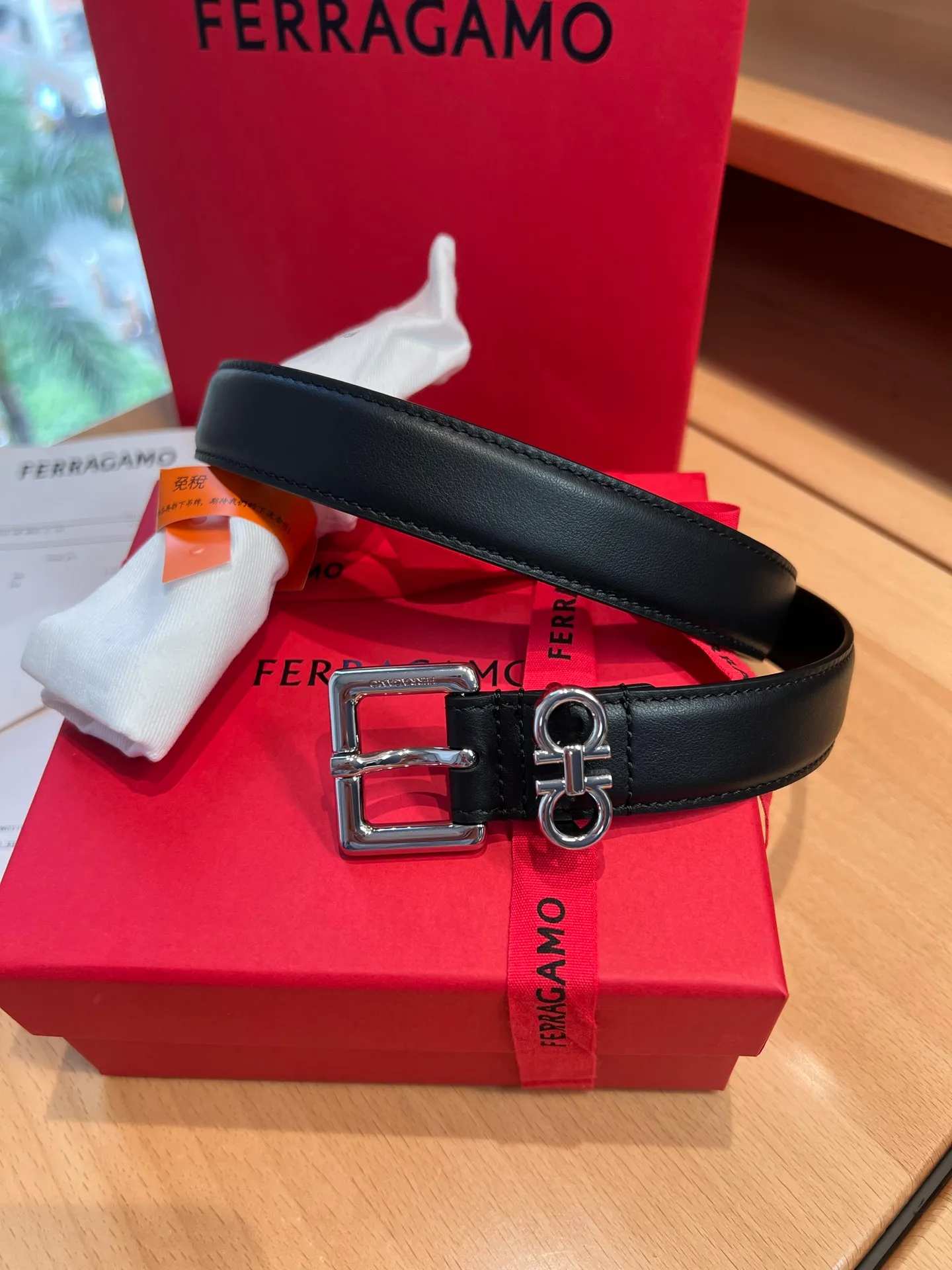 💰520💰Full package💰 💍Purchase level Dreams on the wrist, a new interpretation of female charm - Ferragamo 2.5cm women's pin buckle belt On the fashion stage, women's charm always blooms in the details. Ferragamo's 2.5cm women's pin buckle belt is like a smart work of art, outlining a woman's elegance and personality with delicate brushstrokes, becoming the finishing touch to highlight her fashion attitude.  This belt is made of top-quality materials. The leather is soft and skin-friendly, and the texture is natural and delicate. Every touch is like an intimate dialogue with nature. After special processing, the leather is tough and durable without losing its soft texture. It can not only withstand the test of daily wear, but also gently fit women's waistline, bringing unparalleled comfort experience.  The exquisite width of 2.5cm reflects Ferragamo’s profound insight into women’s fashion aesthetics. It cleverly walks the line between sophistication and grandeur, without being too ostentatious, yet accurately attracting attention. Whether it is paired with a simple and capable workplace suit to highlight a woman's independent confidence and professional temperament; or combined with a romantic and soft dress to emphasize the graceful body curves and interpret a gentle and romantic style, it can be perfectly controlled and inject unique charm into the overall look.  The pin buckle design is the soul of this belt. The metal pin buckle has been carefully polished and shines with a charming luster, with smooth lines and rich texture. The simple yet exquisite shape not only shows the modern and fashionable simple style, but also contains the profound brand heritage of Ferragamo. When buckled, the crisp sound is like a fashionable movement, and every use is a pleasant experience. Moreover, the solid design of the pin buckle ensures the stability of the belt during wearing, so that you don't have to worry about the embarrassment of slipping, and can enjoy the confidence and calmness brought by fashion.  Ferragamo, a fashion brand with a long history, has always been committed to creating fashion items for women that combine quality and design. This 2.5cm women's pin buckle belt is not only a symbol of fashion, but also a reflection of the brand's persistent pursuit of excellent quality and innovative design. It carries the cultural connotation of the brand and has become an important carrier for women to show themselves and express their personality.  When you tie the Ferragamo 2.5cm women's pin buckle belt around your waist, at that moment it is more than just a belt, it is an extension of your personality and style. It witnesses your hard work and achievements in the workplace and accompanies you to enjoy every beautiful moment in life. It allows you to exude unique charm in every gesture, and can become the center of attention whether on the bustling urban streets or in elegant social occasions.  Choosing Ferragamo's 2.5cm women's pin buckle belt means choosing an exquisite attitude towards life and the ultimate pursuit of fashion. It will add brilliant colors to your fashion journey with its unique charm and become an eternal classic in your wardrobe.