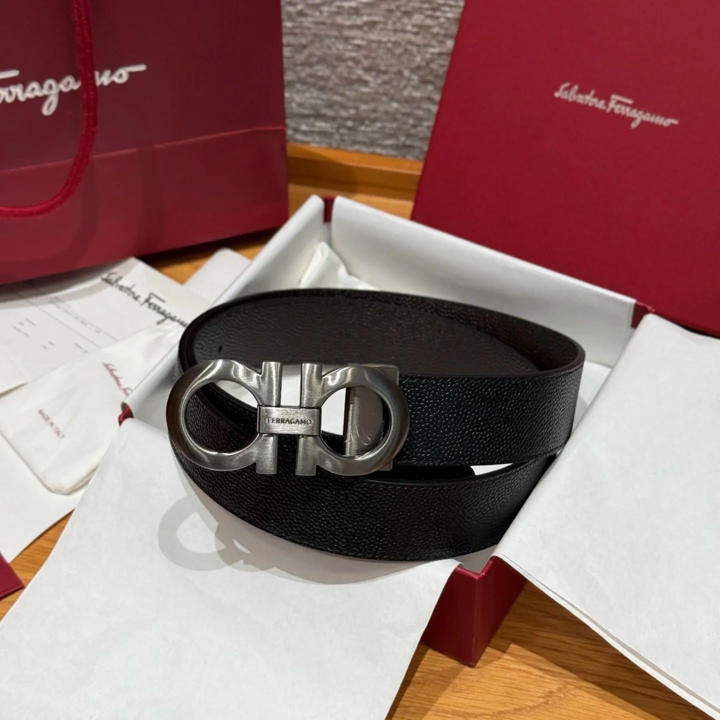 💰440💰Complete package💰 💍Purchase-grade Ferragamo⚡️🌹Double-sided Italian imported original black matching☕️New high-quality palladium-plated buckle Width 35mm Double-sided usable The belt is adjustable and can be cut as needed to achieve a slimming effect