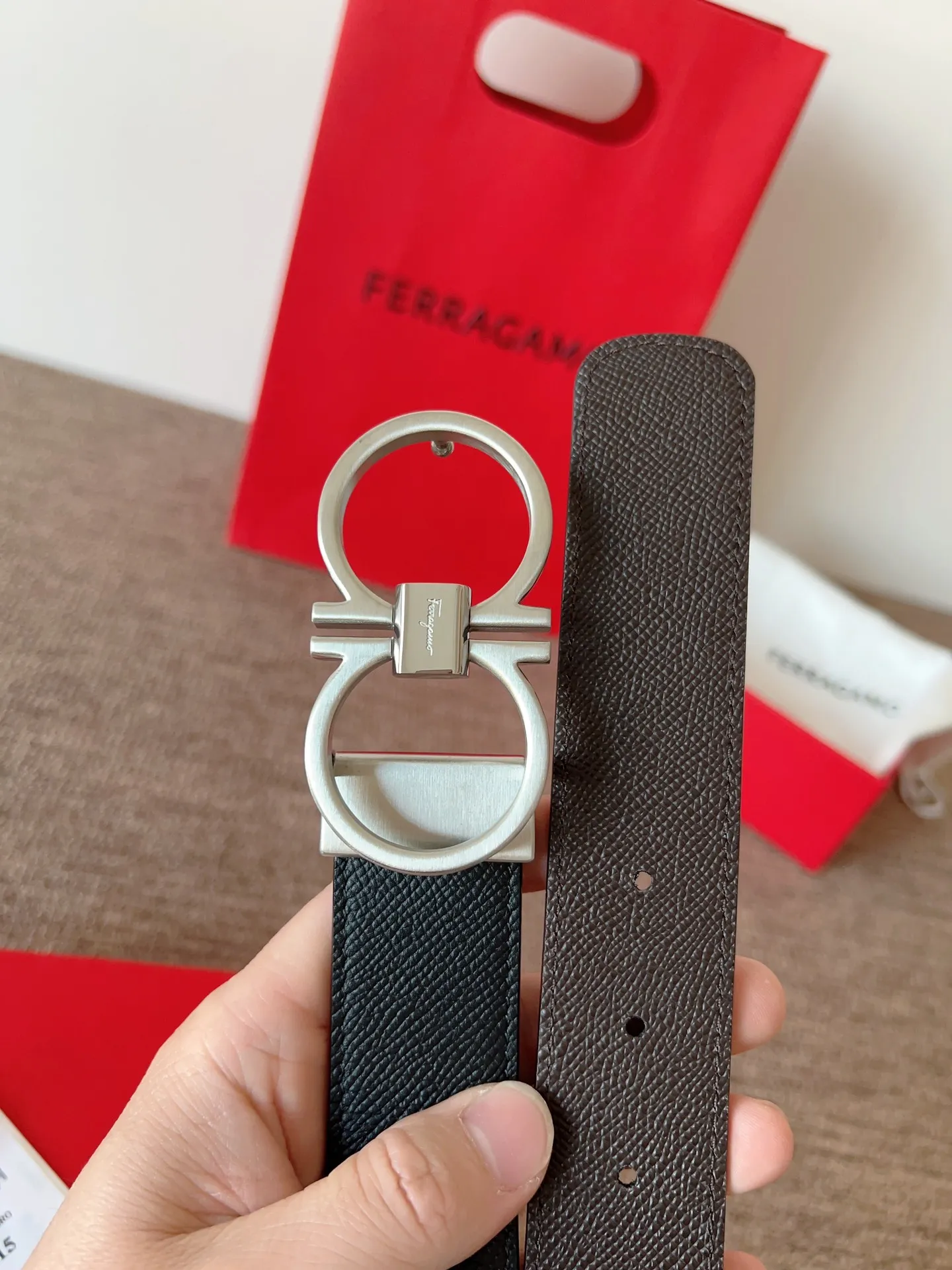 A Ferragamo belt that will never go out of style after several years of use, with original leather, high-quality buckles and brand new packaging. 💰760