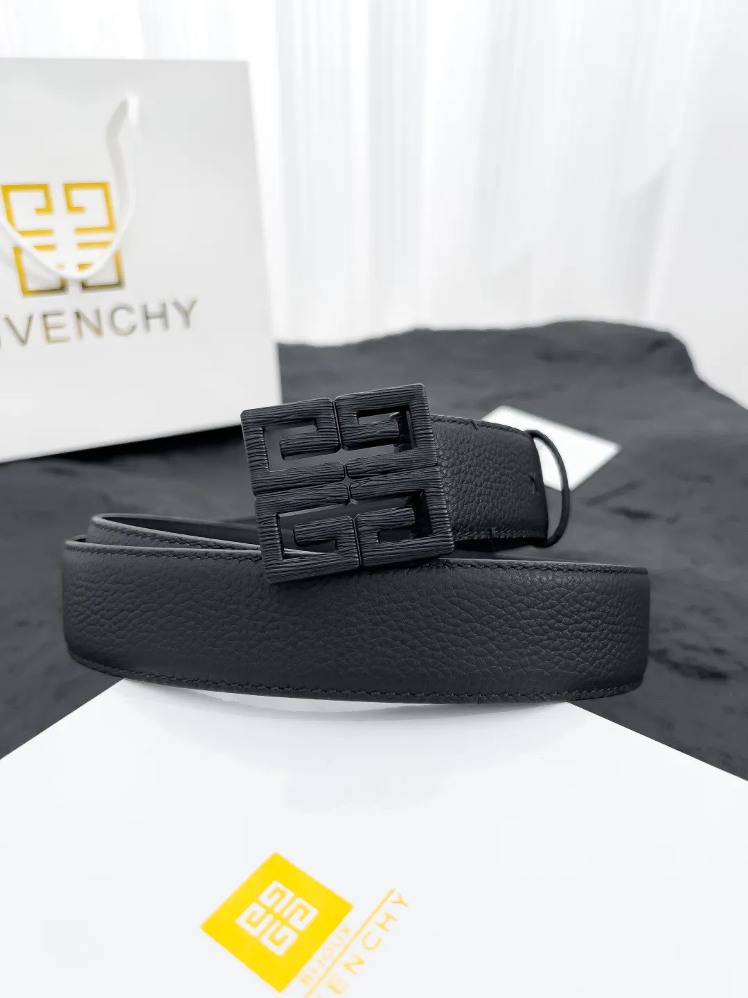 💰520💰Full package💰 💍Purchasing-grade Givenchy⚡️🌹Latest style with width 3.5CM. Double-sided pebbled first-layer calfskin, paired with pure Italian gold imported bottom leather, sewn with hand-waxed thread. Pure copper buckle (three colors available), fine workmanship, quality goods.