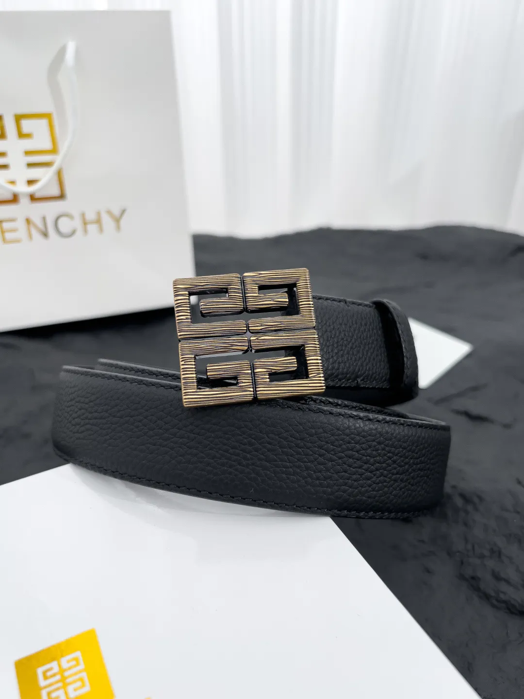 💰520💰Full package💰 💍Purchasing-grade Givenchy⚡️🌹Latest style with width 3.5CM. Double-sided pebbled first-layer calfskin, paired with pure Italian gold imported bottom leather, sewn with hand-waxed thread. Pure copper buckle (three colors available), fine workmanship, quality goods.