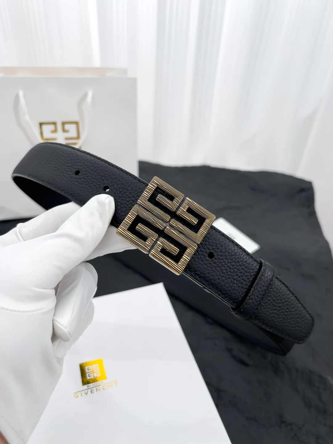 💰520💰Full package💰 💍Purchasing-grade Givenchy⚡️🌹Latest style with width 3.5CM. Double-sided pebbled first-layer calfskin, paired with pure Italian gold imported bottom leather, sewn with hand-waxed thread. Pure copper buckle (three colors available), fine workmanship, quality goods.