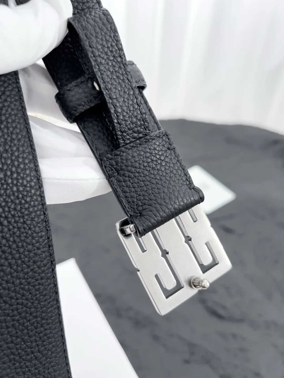 💰520💰Full package💰 💍Purchasing-grade Givenchy⚡️🌹Latest style with width 3.5CM. Double-sided pebbled first-layer calfskin, paired with pure Italian gold imported bottom leather, sewn with hand-waxed thread. Pure copper buckle (three colors available), fine workmanship, quality goods.