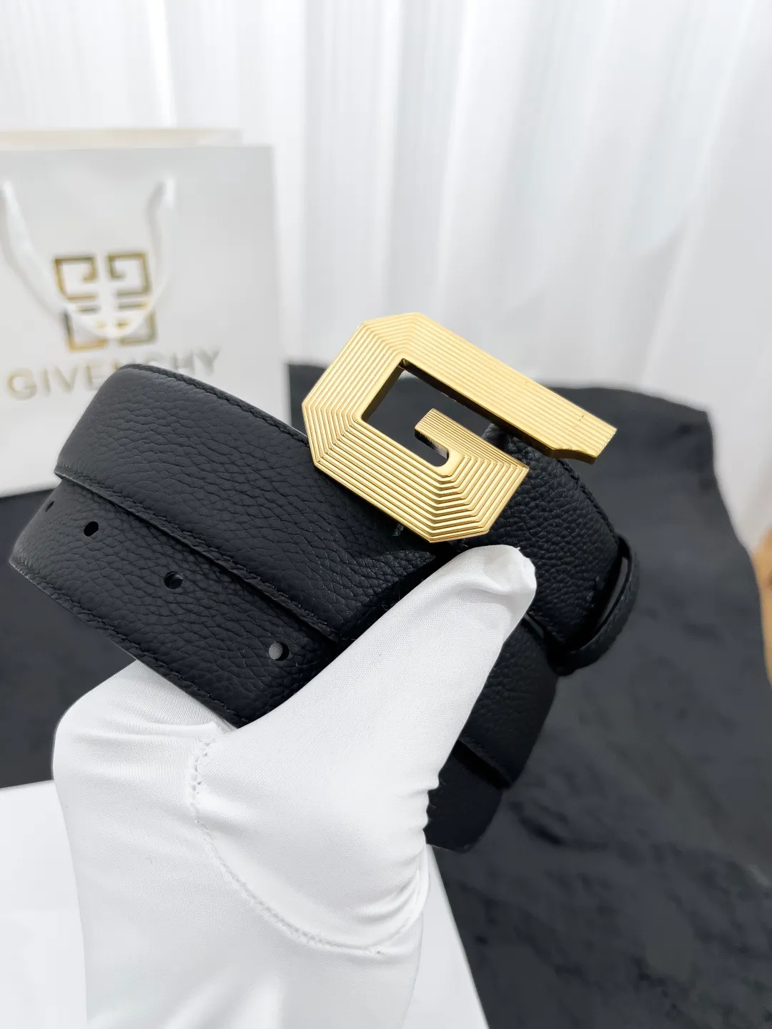 💰520💰Full package💰 💍Purchasing-grade Givenchy⚡️🌹Latest style with width 3.5CM. Double-sided pebbled first-layer calfskin, paired with pure Italian gold imported bottom leather, sewn with hand-waxed thread. Pure copper buckle (three colors available), fine workmanship, quality goods.
