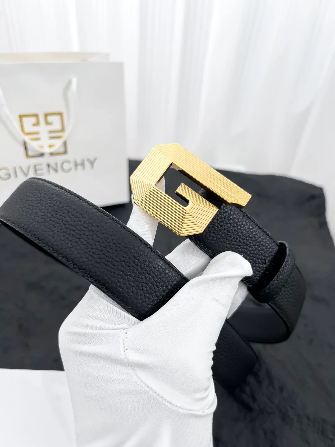 💰520💰Full package💰 💍Purchasing-grade Givenchy⚡️🌹Latest style with width 3.5CM. Double-sided pebbled first-layer calfskin, paired with pure Italian gold imported bottom leather, sewn with hand-waxed thread. Pure copper buckle (three colors available), fine workmanship, quality goods.