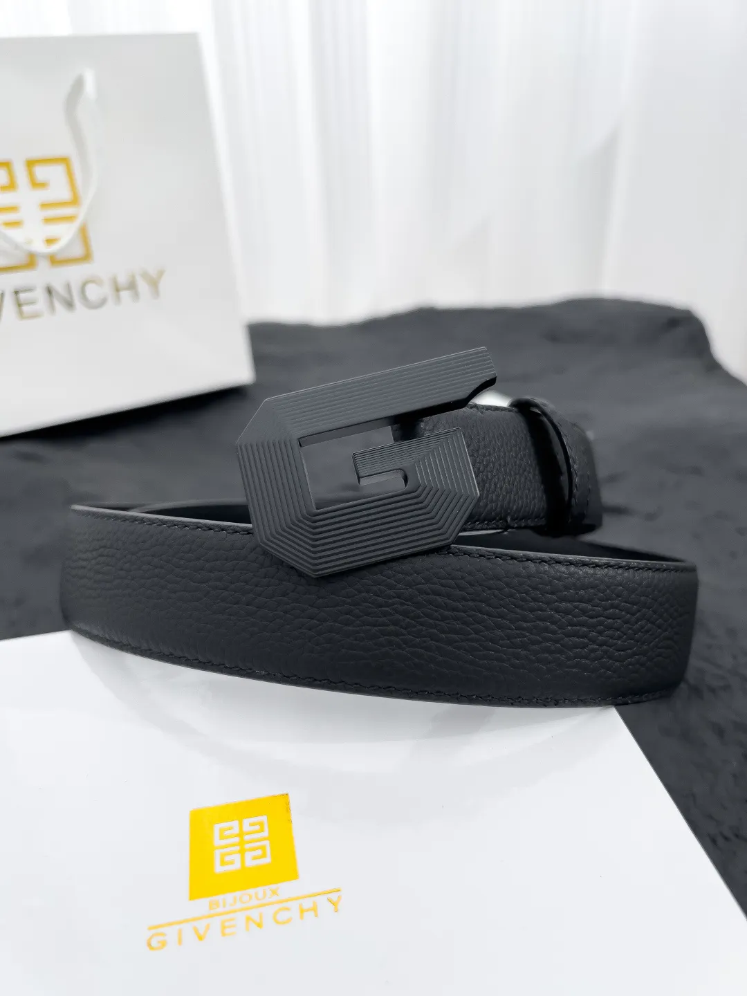 💰520💰Full package💰 💍Purchasing-grade Givenchy⚡️🌹Latest style with width 3.5CM. Double-sided pebbled first-layer calfskin, paired with pure Italian gold imported bottom leather, sewn with hand-waxed thread. Pure copper buckle (three colors available), fine workmanship, quality goods.