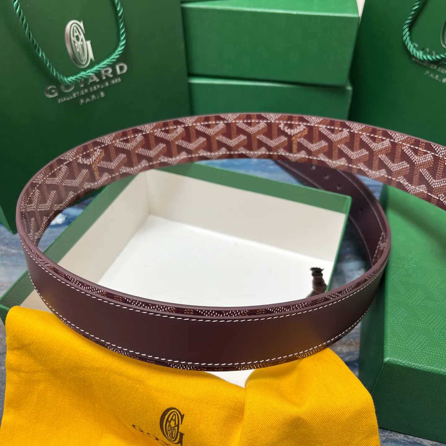 💰520💰Full package💰 💍Purchase level Goya belt is low-key luxury 🎈Width 4.0 Made of imported first-layer cowhide and dogtooth coated canvas The leather is soft and durable Handmade Pay attention to details Fine stitching Smooth edges Classic design Versatility Suitable for various occasions