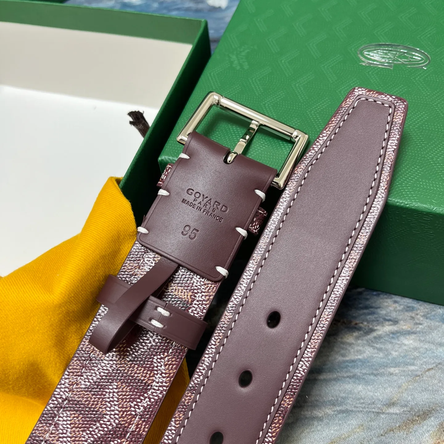 💰520💰Full package💰 💍Purchase level Goya belt is low-key luxury 🎈Width 4.0 Made of imported first-layer cowhide and dogtooth coated canvas The leather is soft and durable Handmade Pay attention to details Fine stitching Smooth edges Classic design Versatility Suitable for various occasions